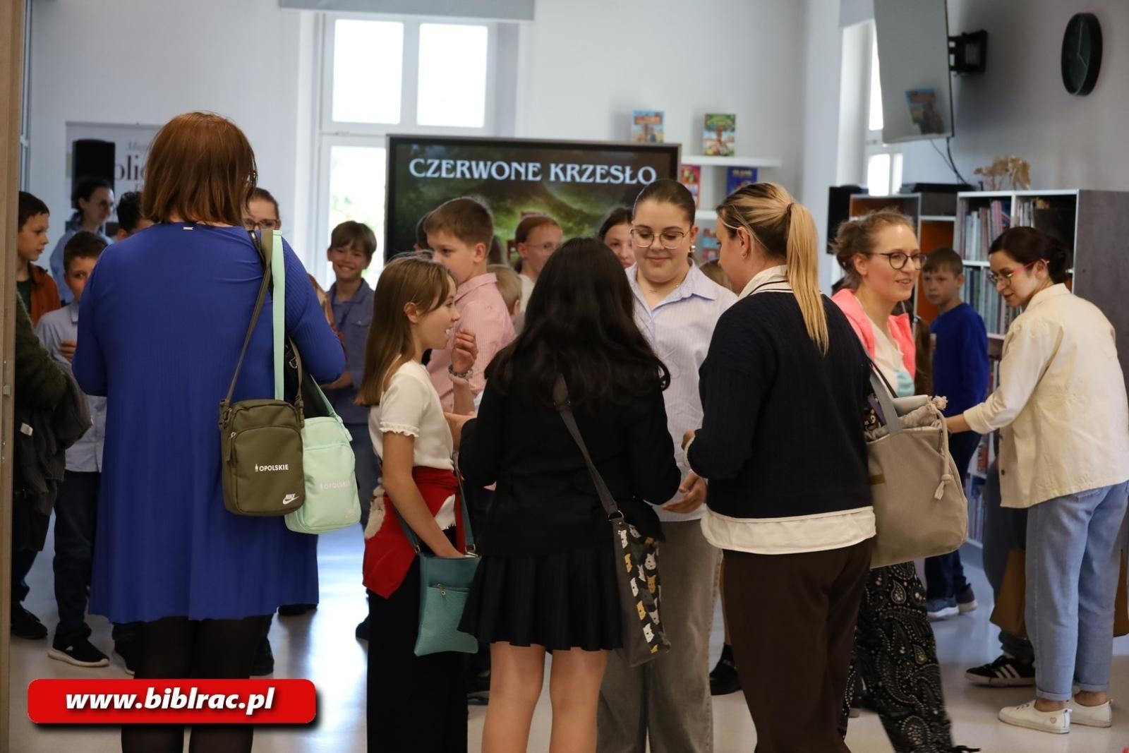 Zdjęcie w galerii na portalu naszraciborz.pl: Czerwone krzesło – konkurs wiedzy w bibliotece rozstrzygnięty wiadomości z regionu