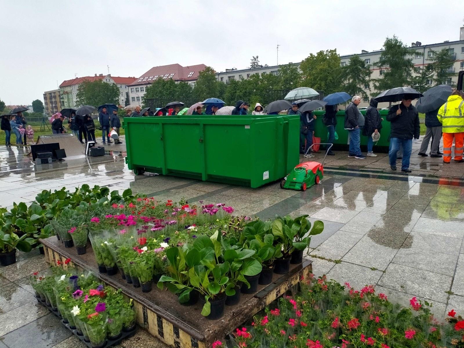 Zdjęcie w galerii na portalu naszraciborz.pl: Elektrograty za kwiaty. Zbiórka zużytego sprzętu elektrycznego i elektronicznego w Raciborzu wiadomości z regionu