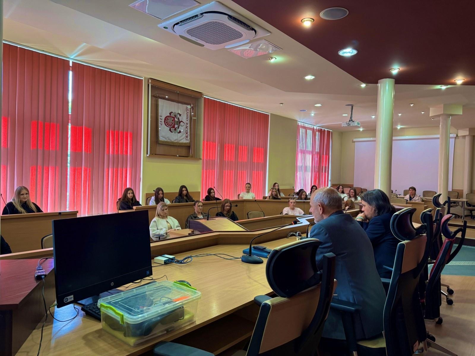 Zdjęcie w galerii na portalu naszraciborz.pl: Uczniowie CKZiU nr 1 odwiedzili Urząd Miasta Raciborza wiadomości z regionu