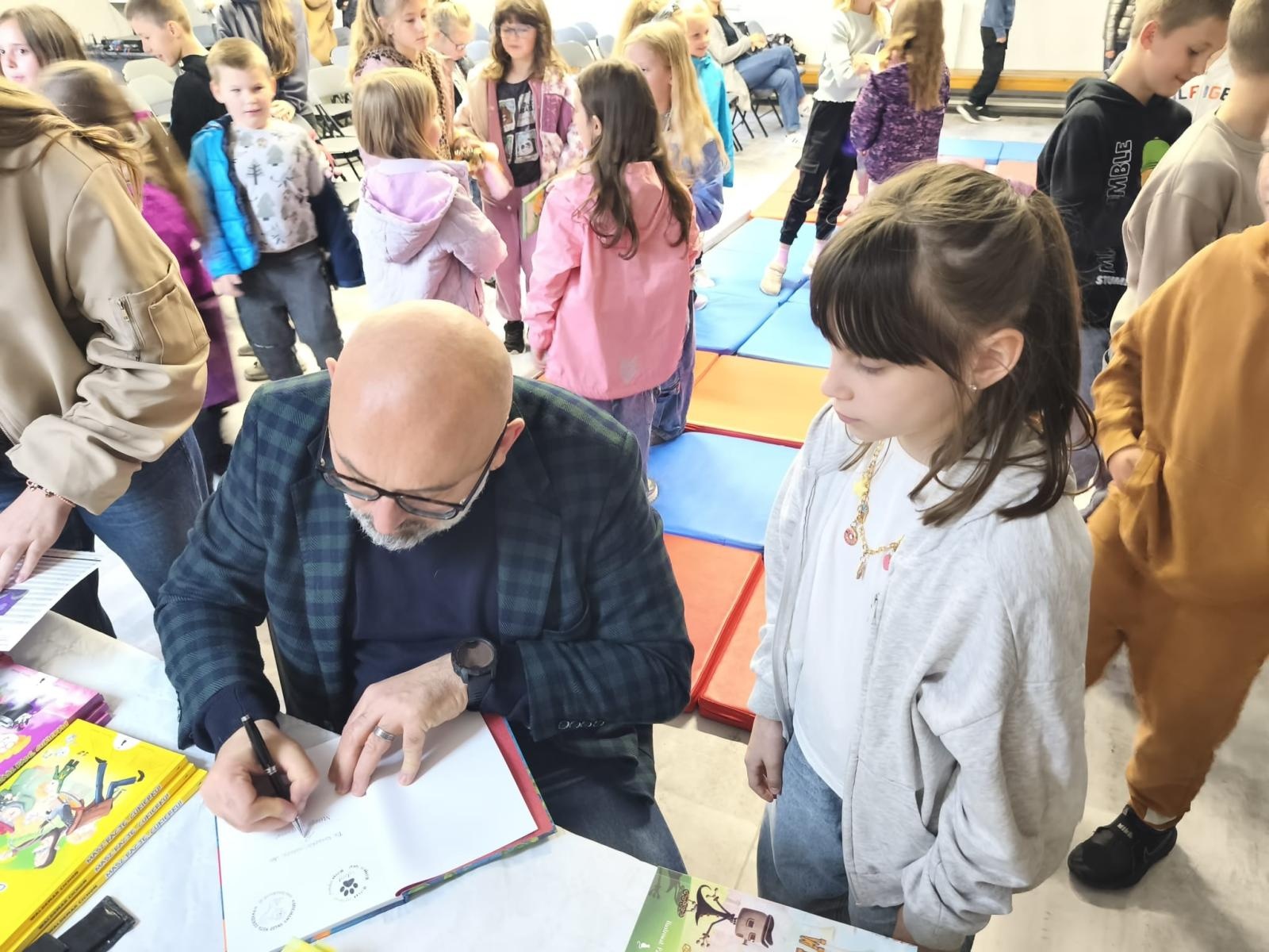 Zdjęcie w galerii na portalu naszraciborz.pl: Spotkanie autorskie z Waldemarem Cichoniem w Szkole Podstawowej w Nędzy wiadomości z regionu