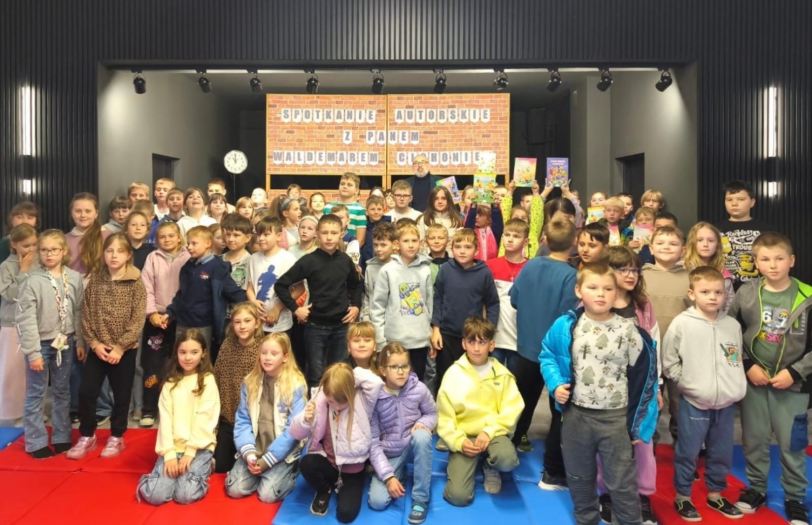 Zdjęcie w galerii na portalu naszraciborz.pl: Spotkanie autorskie z Waldemarem Cichoniem w Szkole Podstawowej w Nędzy wiadomości z regionu