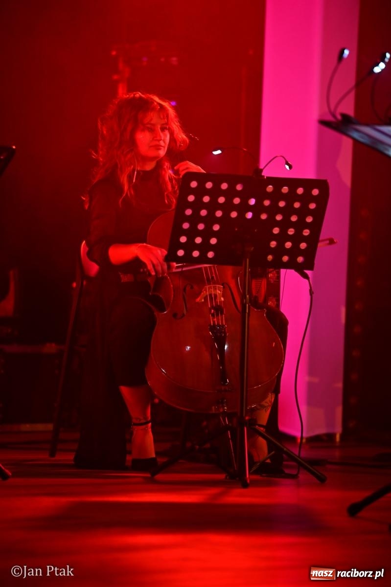 Zdjęcie w galerii na portalu naszraciborz.pl: Jedyny taki koncert w Polsce porwał publiczność w Raciborskim Centrum Kultury [FOTO i WIDEO] wiadomości z regionu