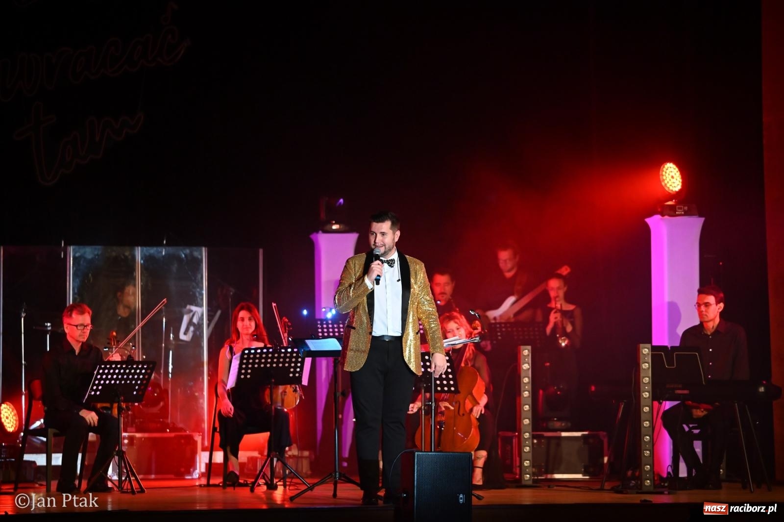 Zdjęcie w galerii na portalu naszraciborz.pl: Jedyny taki koncert w Polsce porwał publiczność w Raciborskim Centrum Kultury [FOTO i WIDEO] wiadomości z regionu