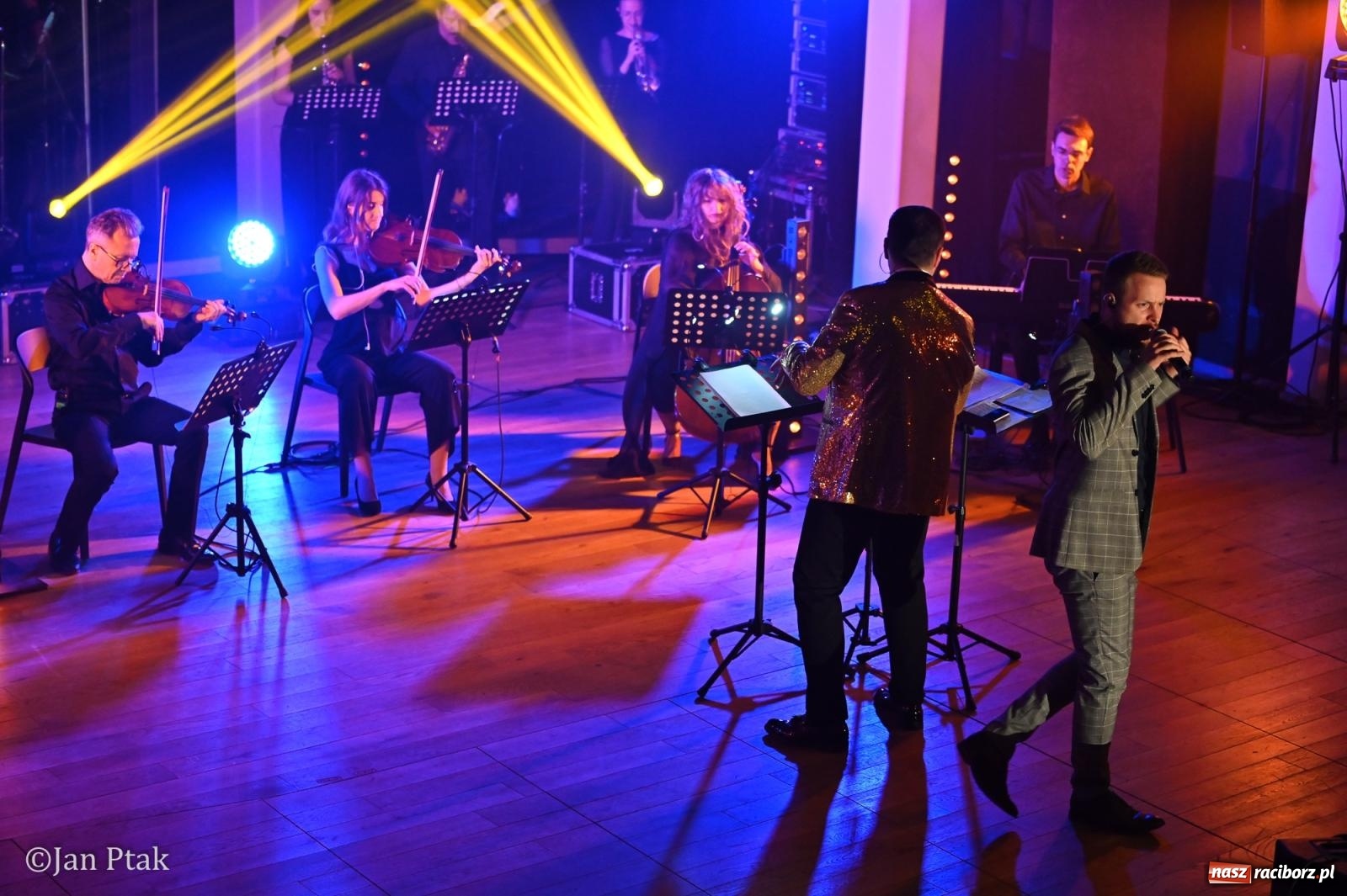 Zdjęcie w galerii na portalu naszraciborz.pl: Jedyny taki koncert w Polsce porwał publiczność w Raciborskim Centrum Kultury [FOTO i WIDEO] wiadomości z regionu