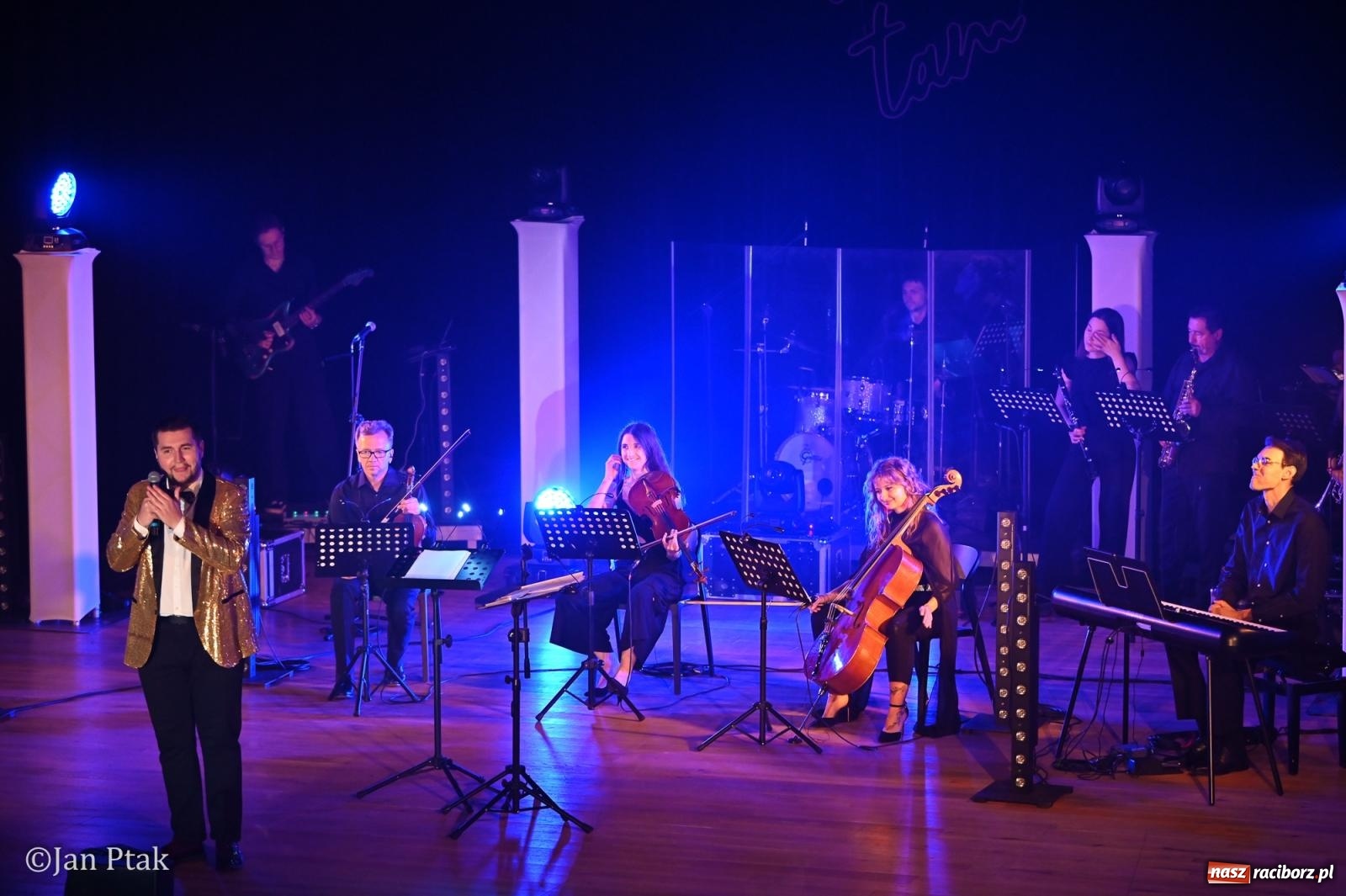 Zdjęcie w galerii na portalu naszraciborz.pl: Jedyny taki koncert w Polsce porwał publiczność w Raciborskim Centrum Kultury [FOTO i WIDEO] wiadomości z regionu