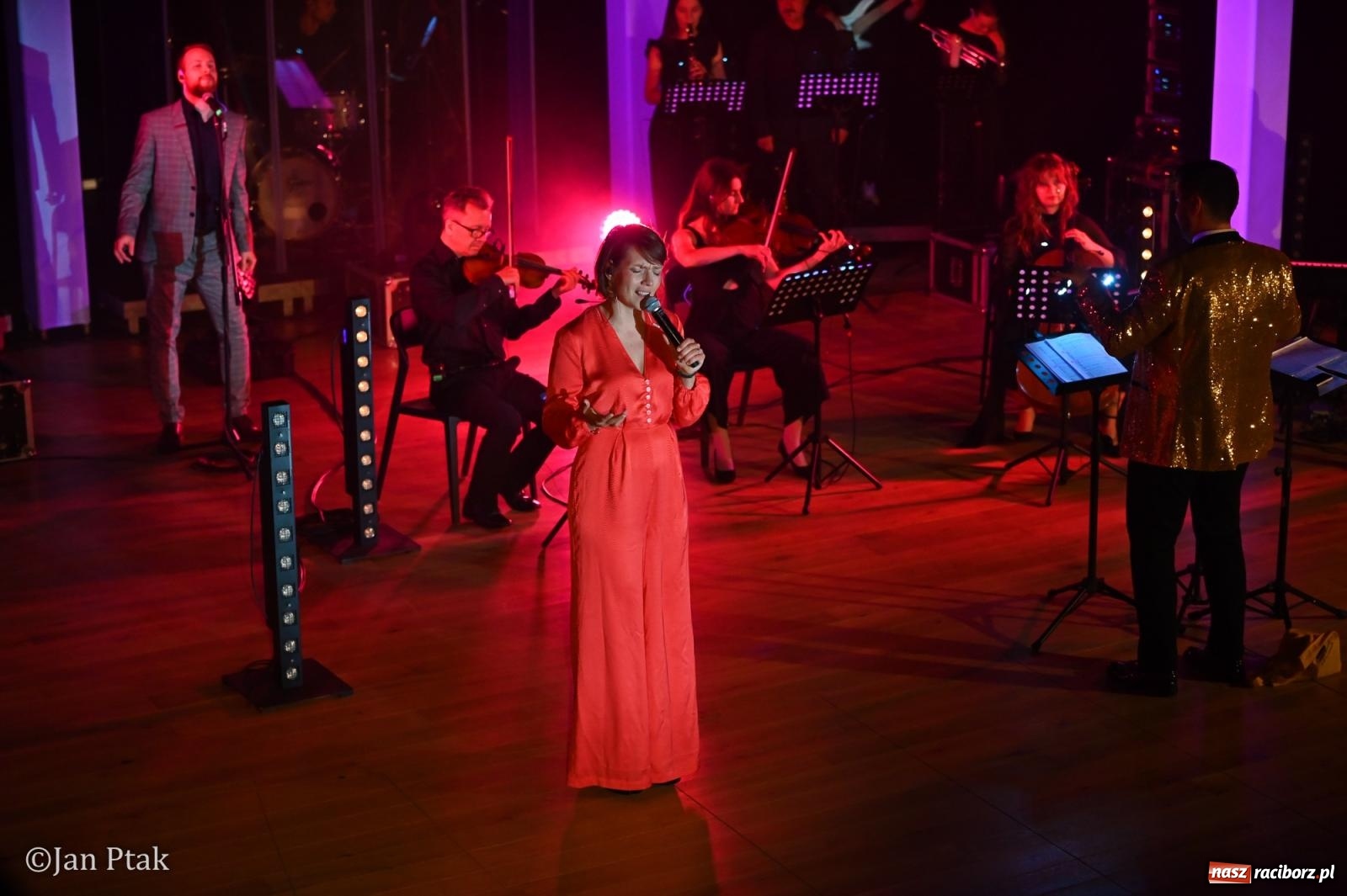 Zdjęcie w galerii na portalu naszraciborz.pl: Jedyny taki koncert w Polsce porwał publiczność w Raciborskim Centrum Kultury [FOTO i WIDEO] wiadomości z regionu