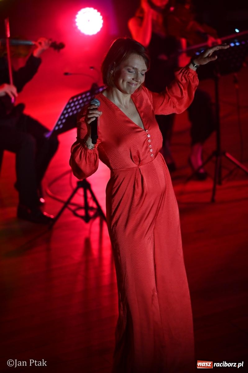 Zdjęcie w galerii na portalu naszraciborz.pl: Jedyny taki koncert w Polsce porwał publiczność w Raciborskim Centrum Kultury [FOTO i WIDEO] wiadomości z regionu