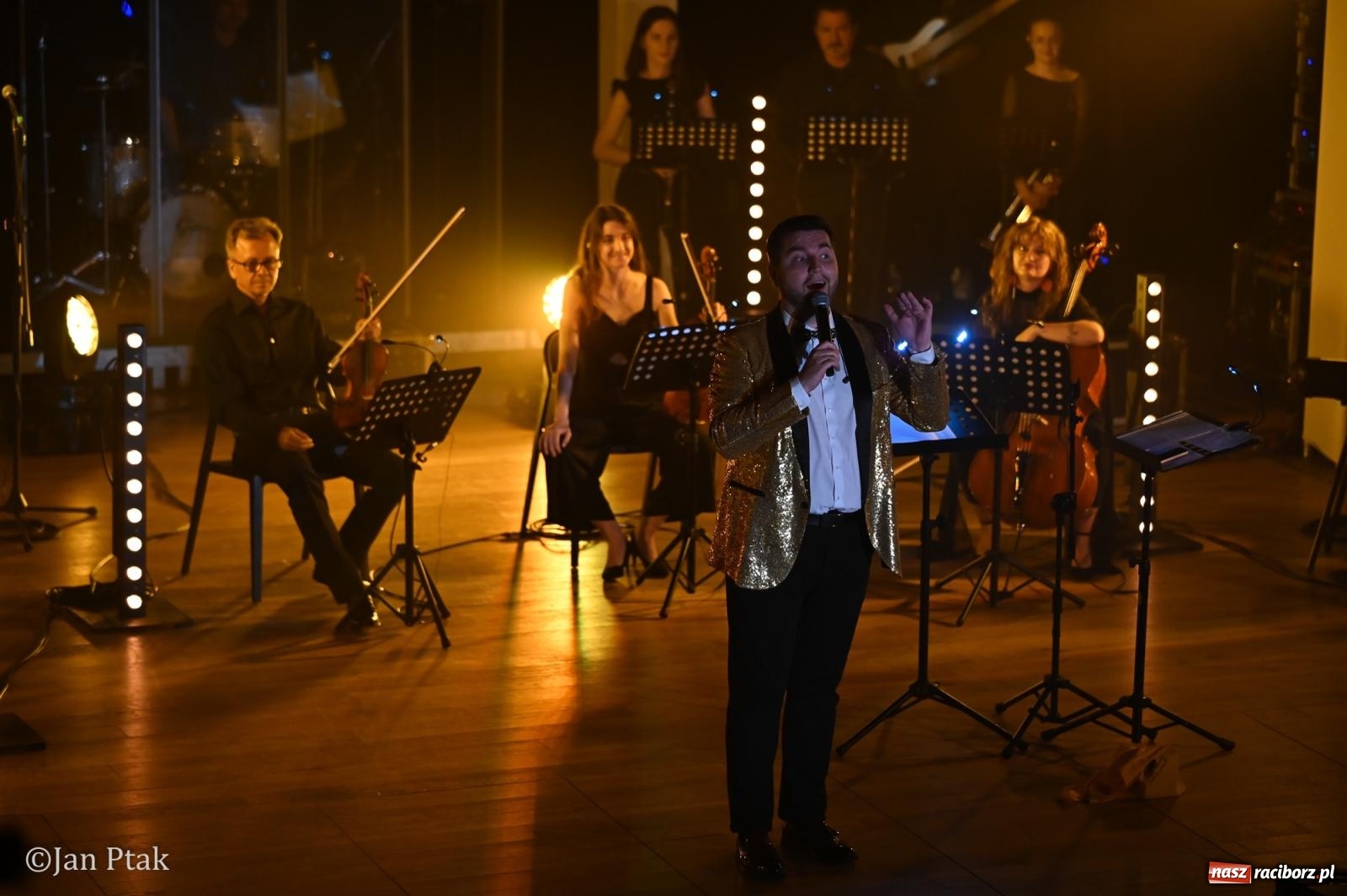 Zdjęcie w galerii na portalu naszraciborz.pl: Jedyny taki koncert w Polsce porwał publiczność w Raciborskim Centrum Kultury [FOTO i WIDEO] wiadomości z regionu