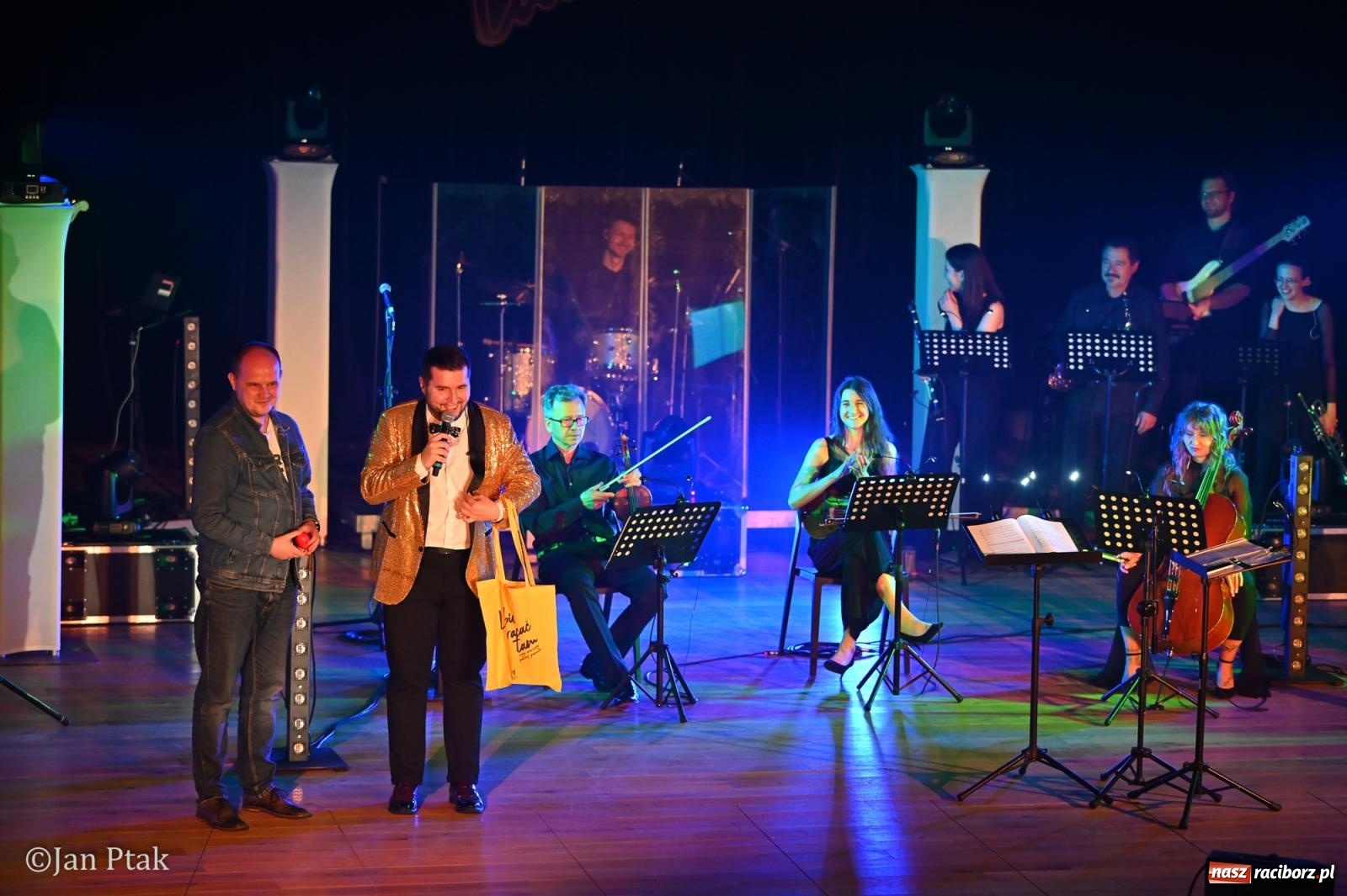 Zdjęcie w galerii na portalu naszraciborz.pl: Jedyny taki koncert w Polsce porwał publiczność w Raciborskim Centrum Kultury [FOTO i WIDEO] wiadomości z regionu