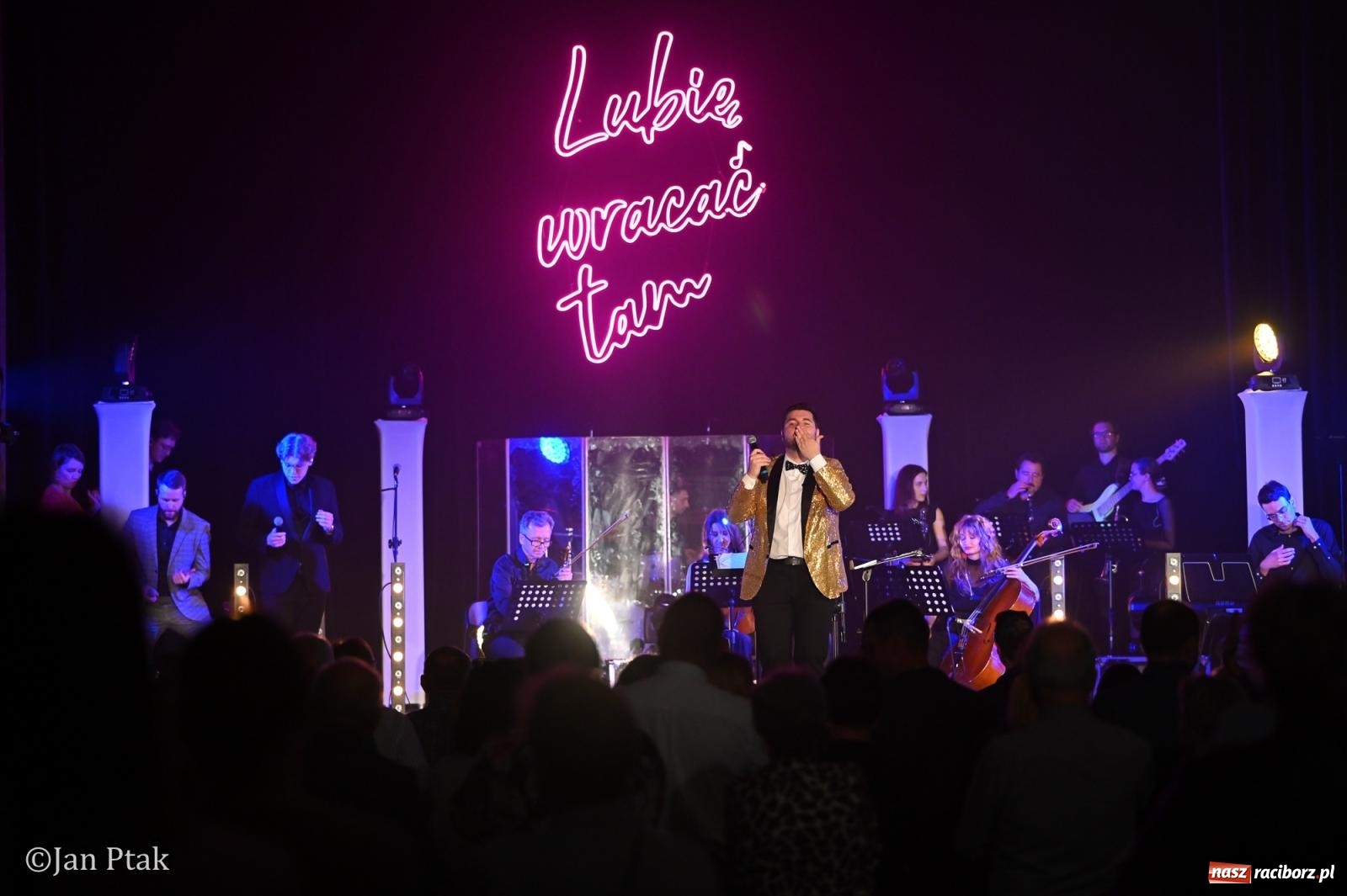 Zdjęcie w galerii na portalu naszraciborz.pl: Jedyny taki koncert w Polsce porwał publiczność w Raciborskim Centrum Kultury [FOTO i WIDEO] wiadomości z regionu