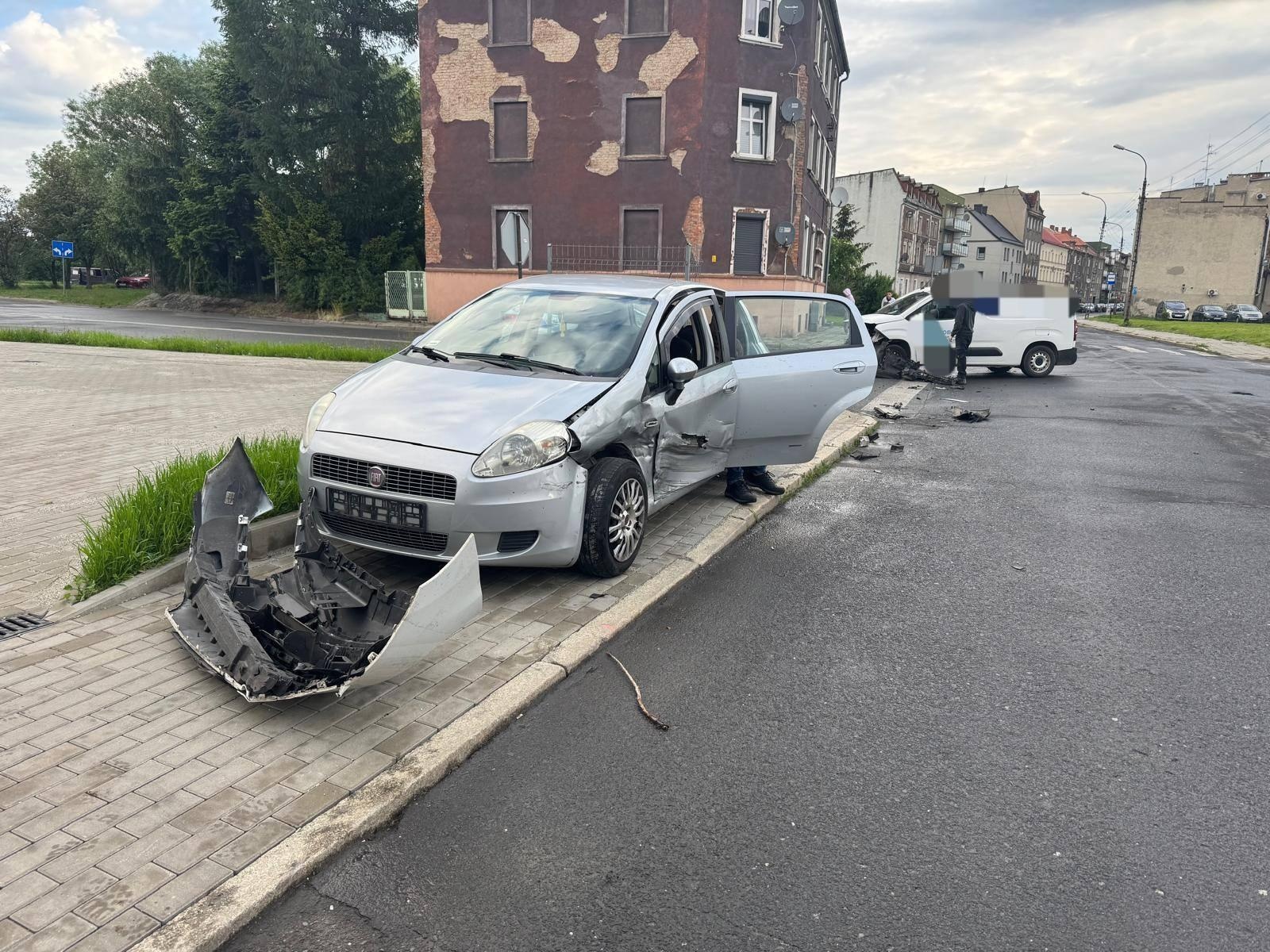Zdjęcie w galerii na portalu naszraciborz.pl: Zderzenie na skrzyżowaniu Rudzkiej i Książęcej. Policja apeluje o ostrożność wiadomości z regionu