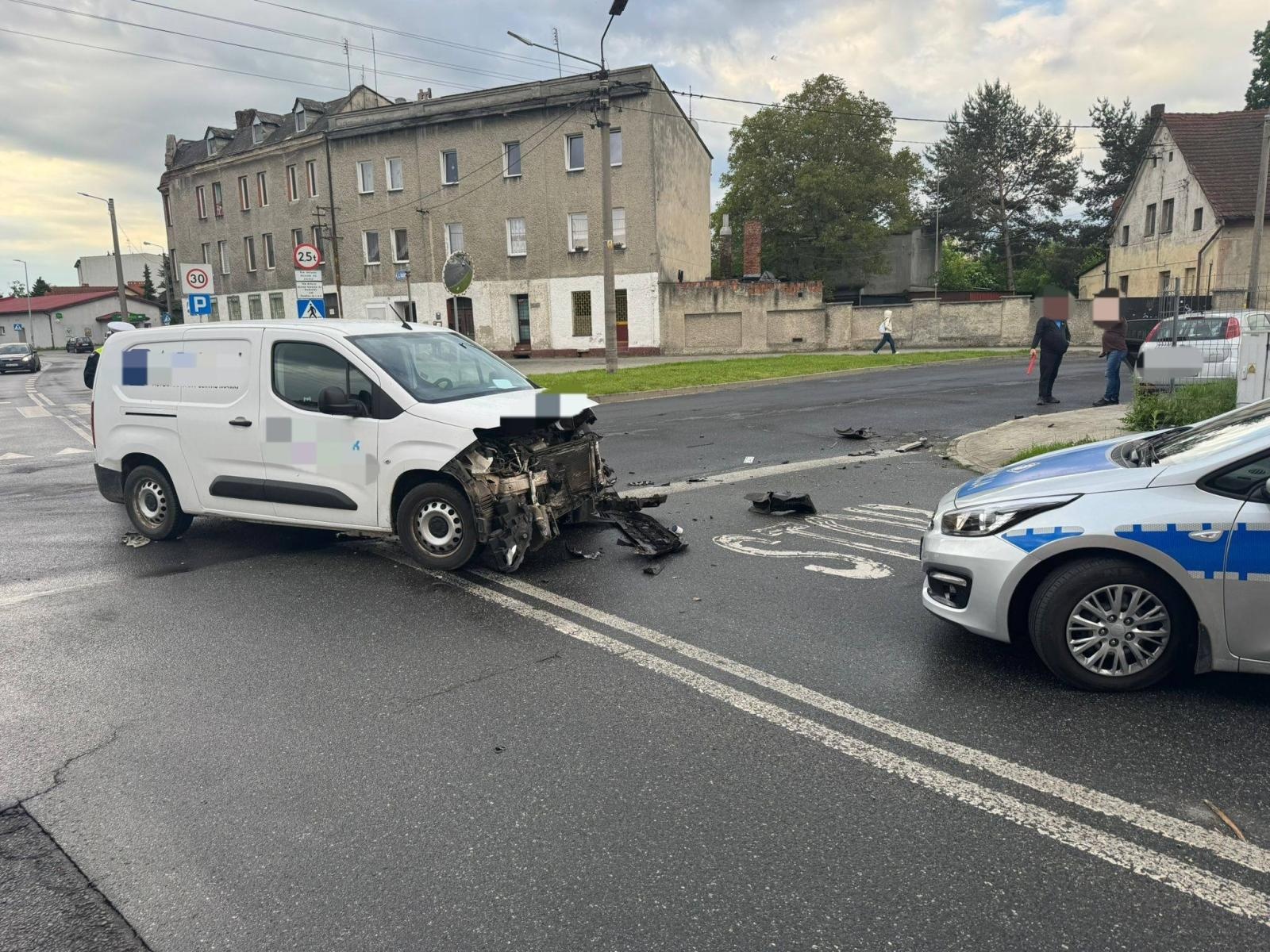 Zdjęcie w galerii na portalu naszraciborz.pl: Zderzenie na skrzyżowaniu Rudzkiej i Książęcej. Policja apeluje o ostrożność wiadomości z regionu