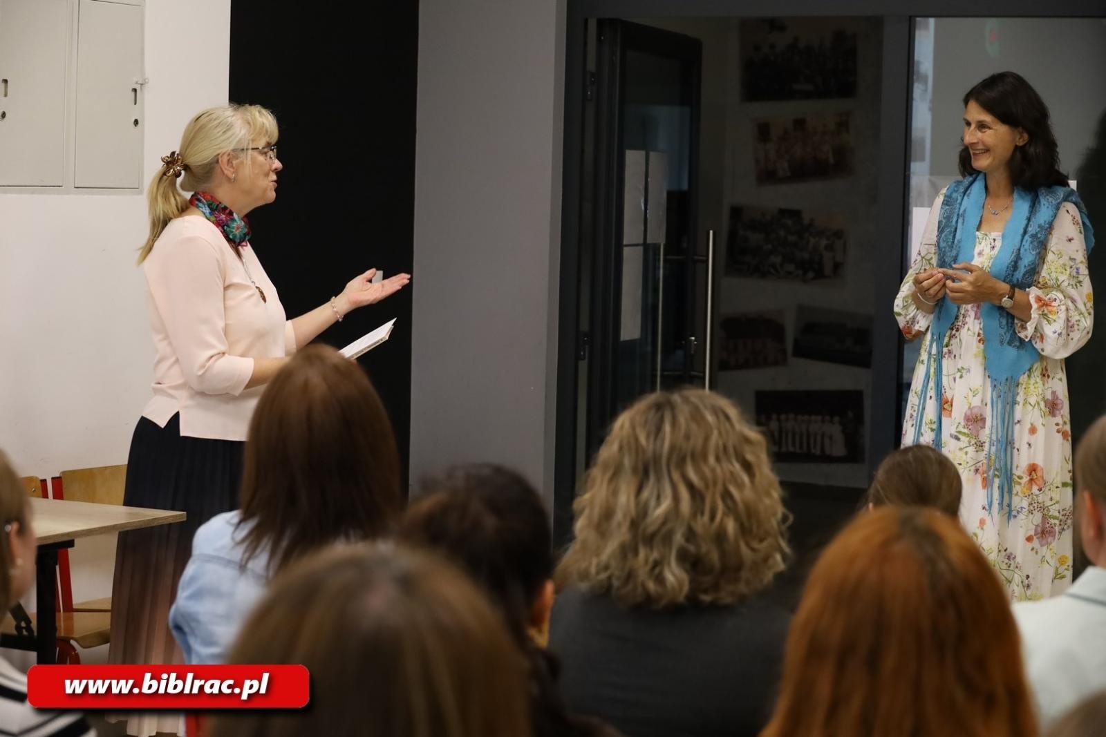 Zdjęcie w galerii na portalu naszraciborz.pl: Czytanie to spotkanie! Małgorzata Swędrowska w bibliotece w Markowicach  wiadomości z regionu
