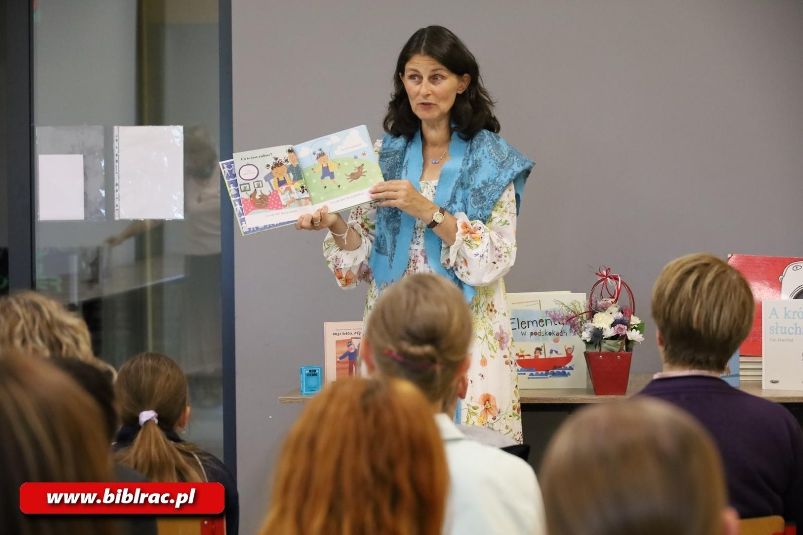 Zdjęcie w galerii na portalu naszraciborz.pl: Czytanie to spotkanie! Małgorzata Swędrowska w bibliotece w Markowicach  wiadomości z regionu
