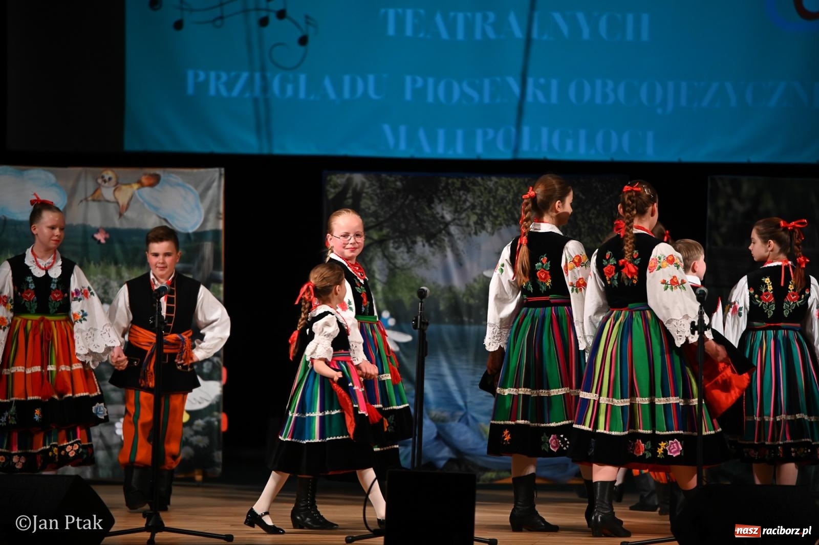Zdjęcie w galerii na portalu naszraciborz.pl: Mali artyści i poligloci nagrodzeni. Gala laureatów w Raciborskim Centrum Kultury wiadomości z regionu