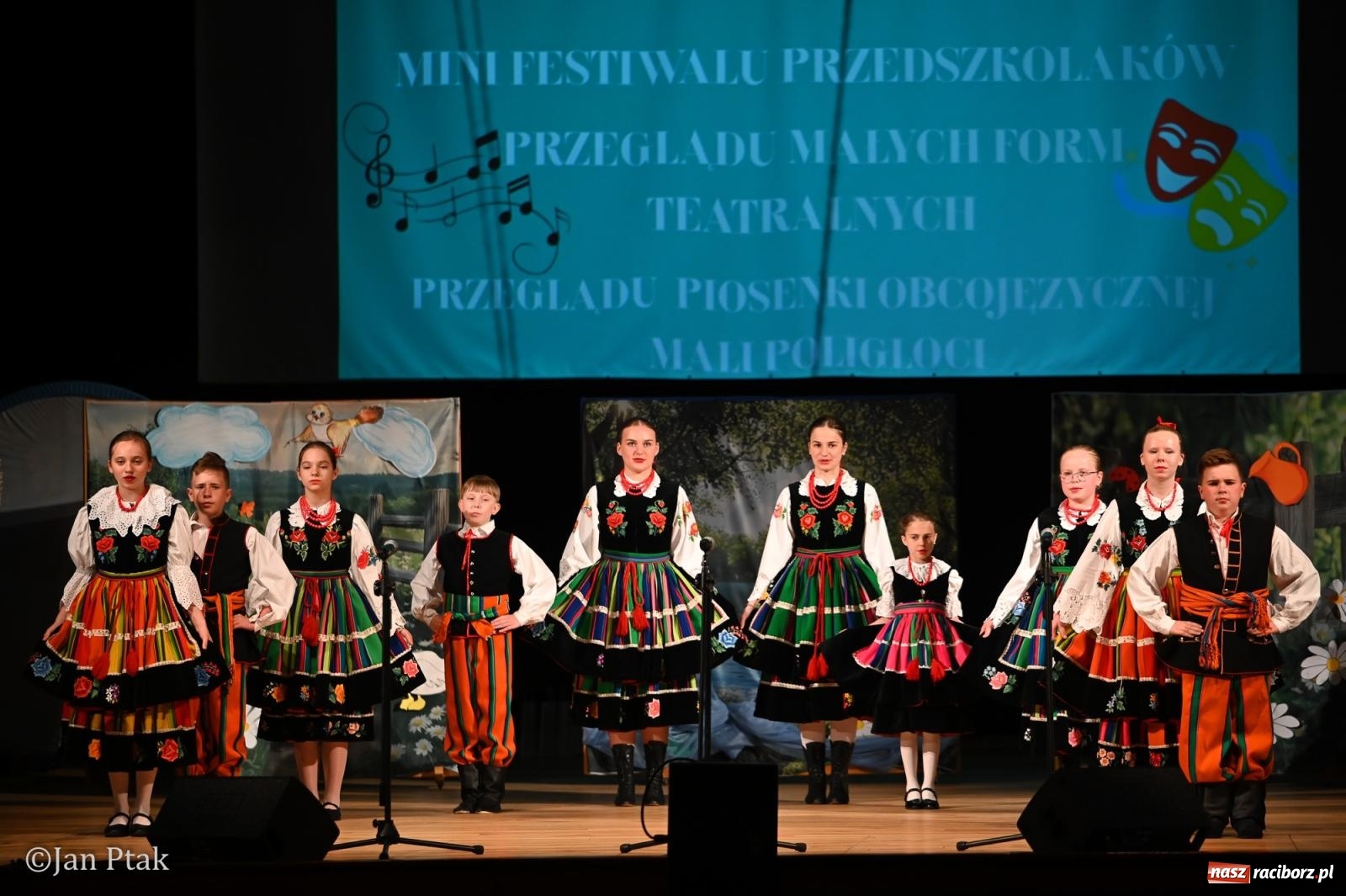 Zdjęcie w galerii na portalu naszraciborz.pl: Mali artyści i poligloci nagrodzeni. Gala laureatów w Raciborskim Centrum Kultury wiadomości z regionu