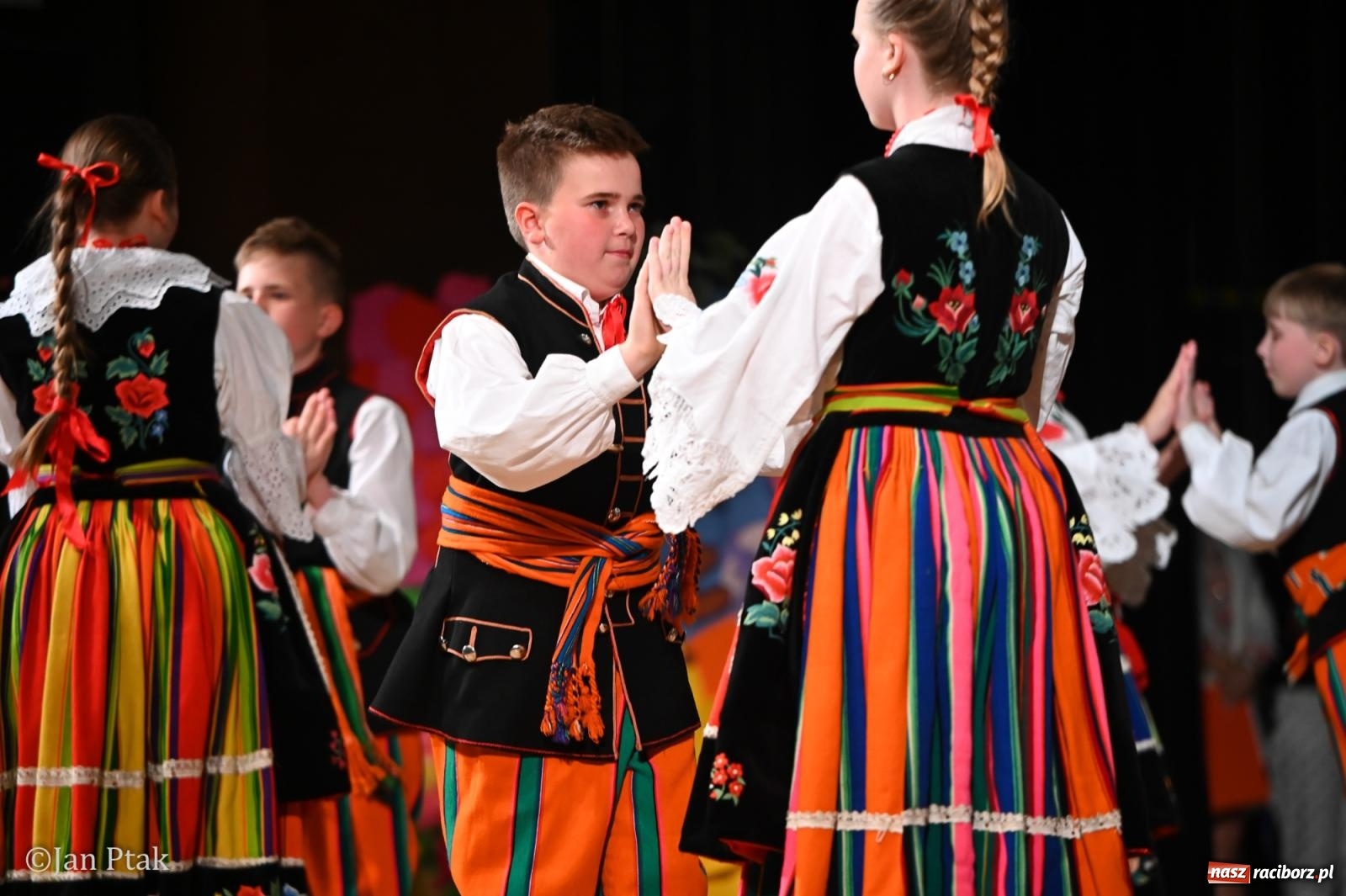 Zdjęcie w galerii na portalu naszraciborz.pl: Mali artyści i poligloci nagrodzeni. Gala laureatów w Raciborskim Centrum Kultury wiadomości z regionu