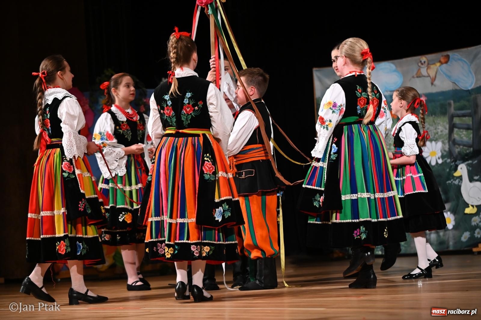 Zdjęcie w galerii na portalu naszraciborz.pl: Mali artyści i poligloci nagrodzeni. Gala laureatów w Raciborskim Centrum Kultury wiadomości z regionu