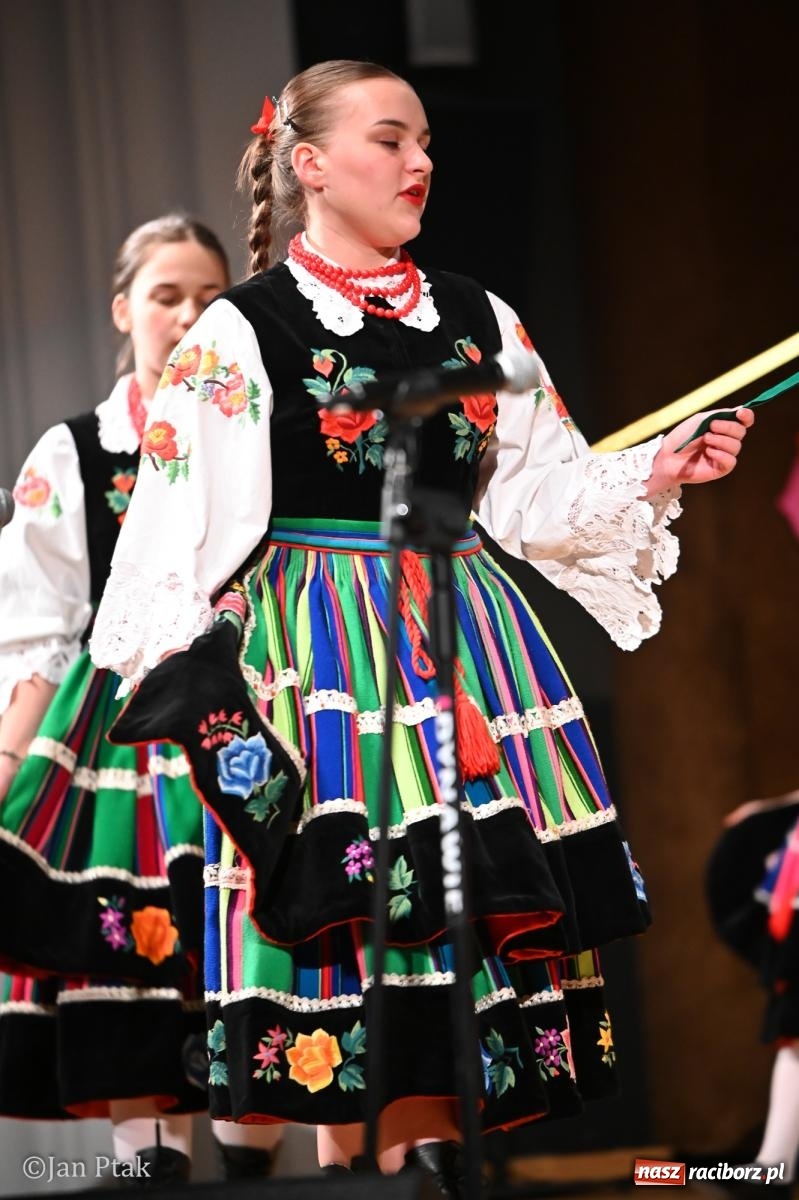 Zdjęcie w galerii na portalu naszraciborz.pl: Mali artyści i poligloci nagrodzeni. Gala laureatów w Raciborskim Centrum Kultury wiadomości z regionu