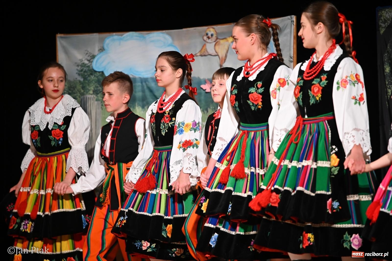 Zdjęcie w galerii na portalu naszraciborz.pl: Mali artyści i poligloci nagrodzeni. Gala laureatów w Raciborskim Centrum Kultury wiadomości z regionu