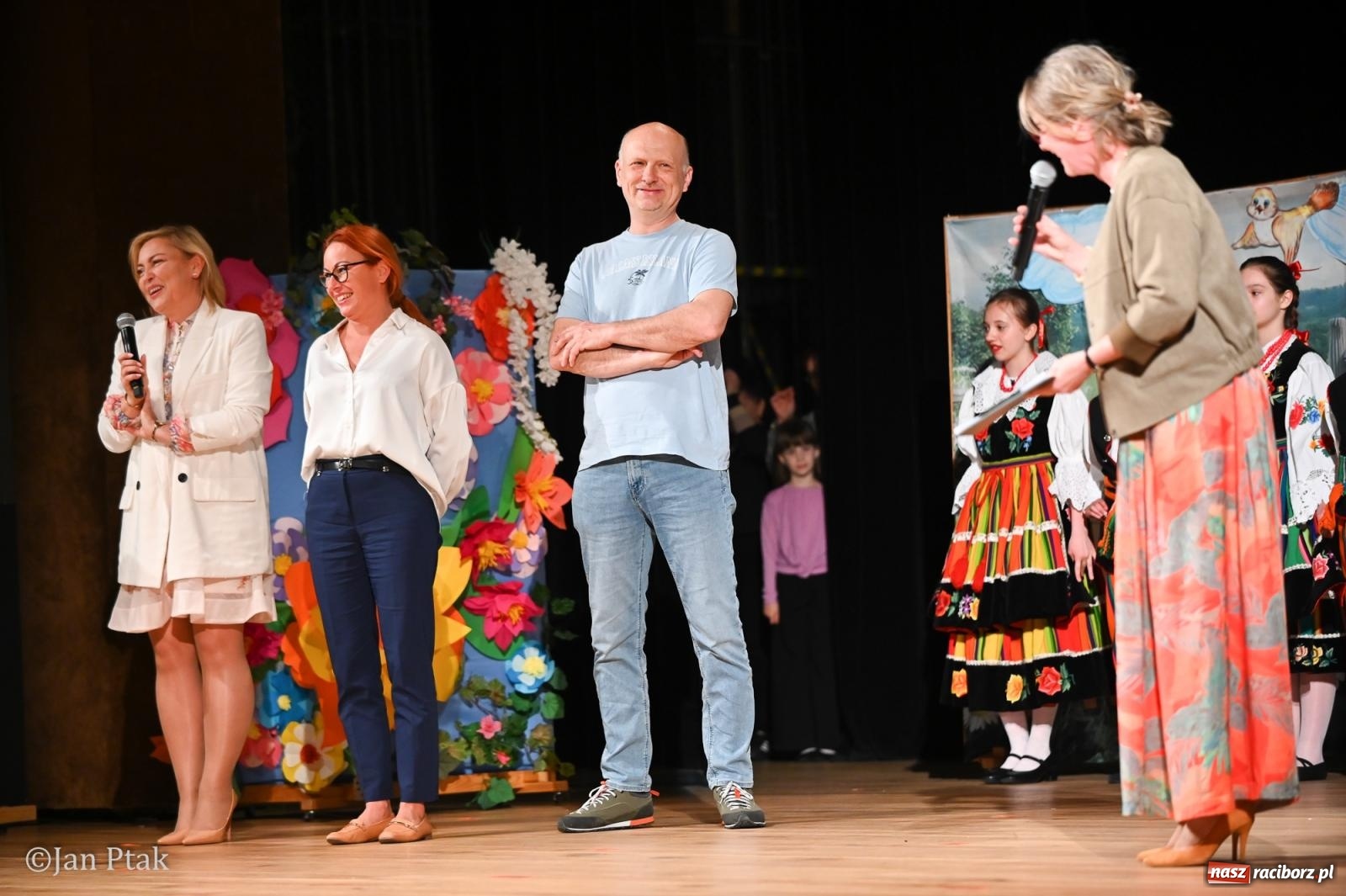 Zdjęcie w galerii na portalu naszraciborz.pl: Mali artyści i poligloci nagrodzeni. Gala laureatów w Raciborskim Centrum Kultury wiadomości z regionu