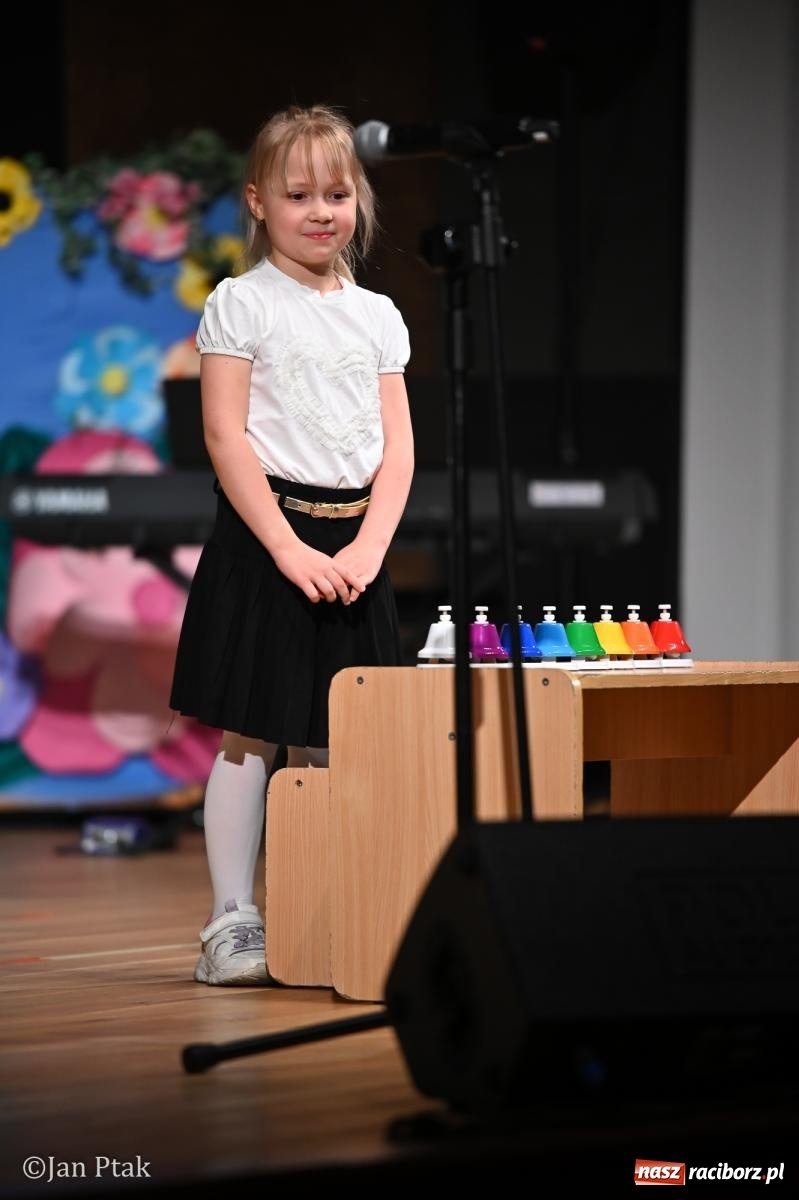 Zdjęcie w galerii na portalu naszraciborz.pl: Mali artyści i poligloci nagrodzeni. Gala laureatów w Raciborskim Centrum Kultury wiadomości z regionu
