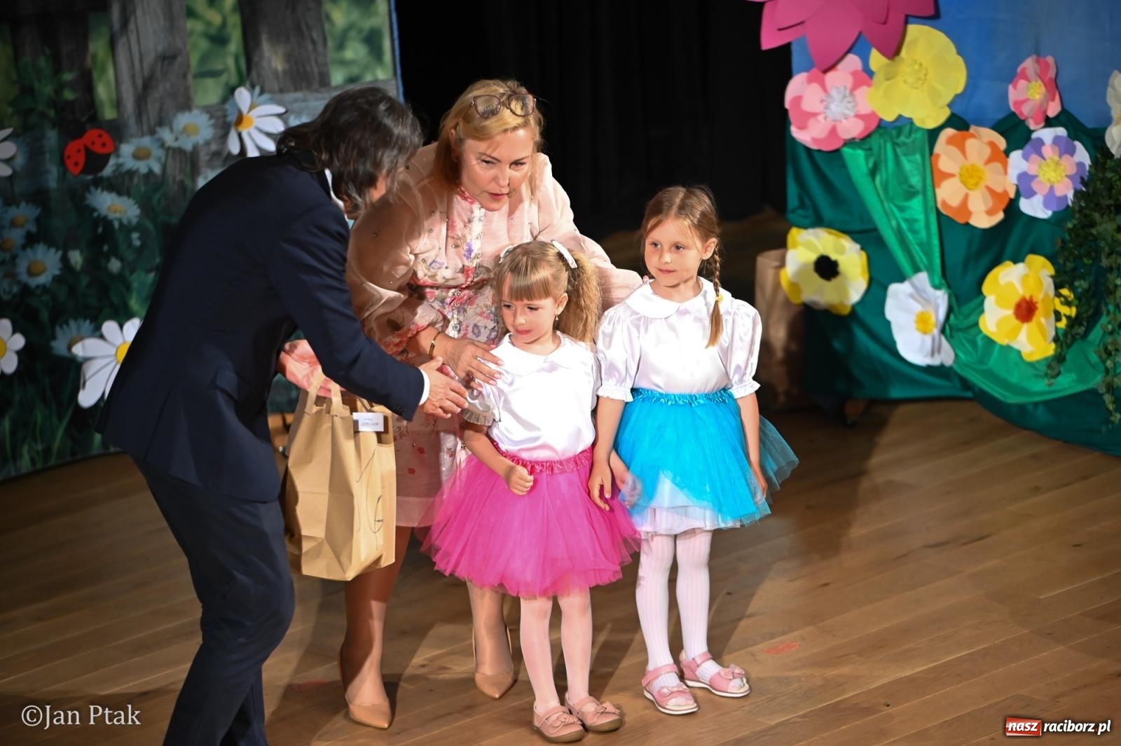Zdjęcie w galerii na portalu naszraciborz.pl: Mali artyści i poligloci nagrodzeni. Gala laureatów w Raciborskim Centrum Kultury wiadomości z regionu