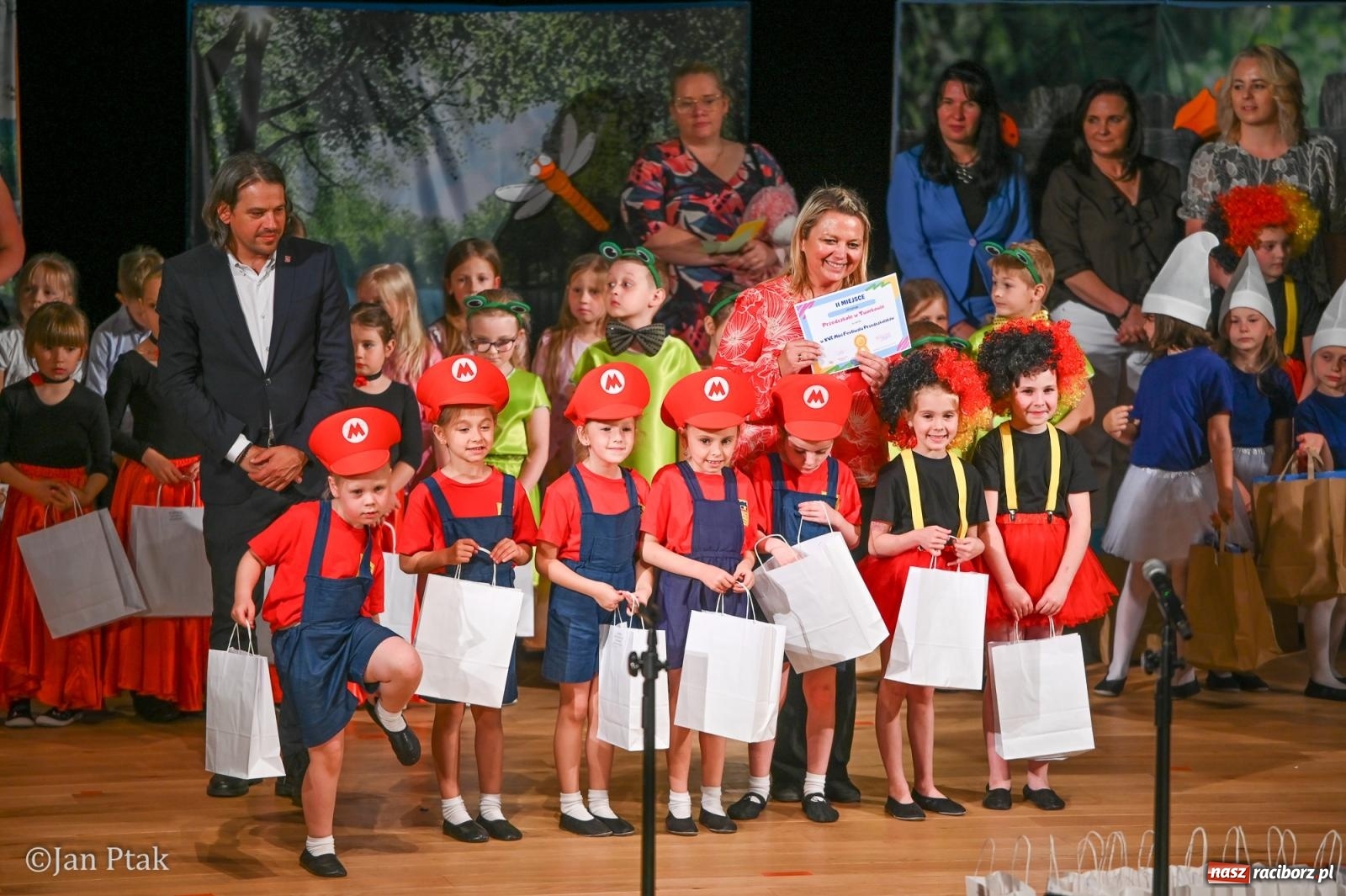 Zdjęcie w galerii na portalu naszraciborz.pl: Mali artyści i poligloci nagrodzeni. Gala laureatów w Raciborskim Centrum Kultury wiadomości z regionu