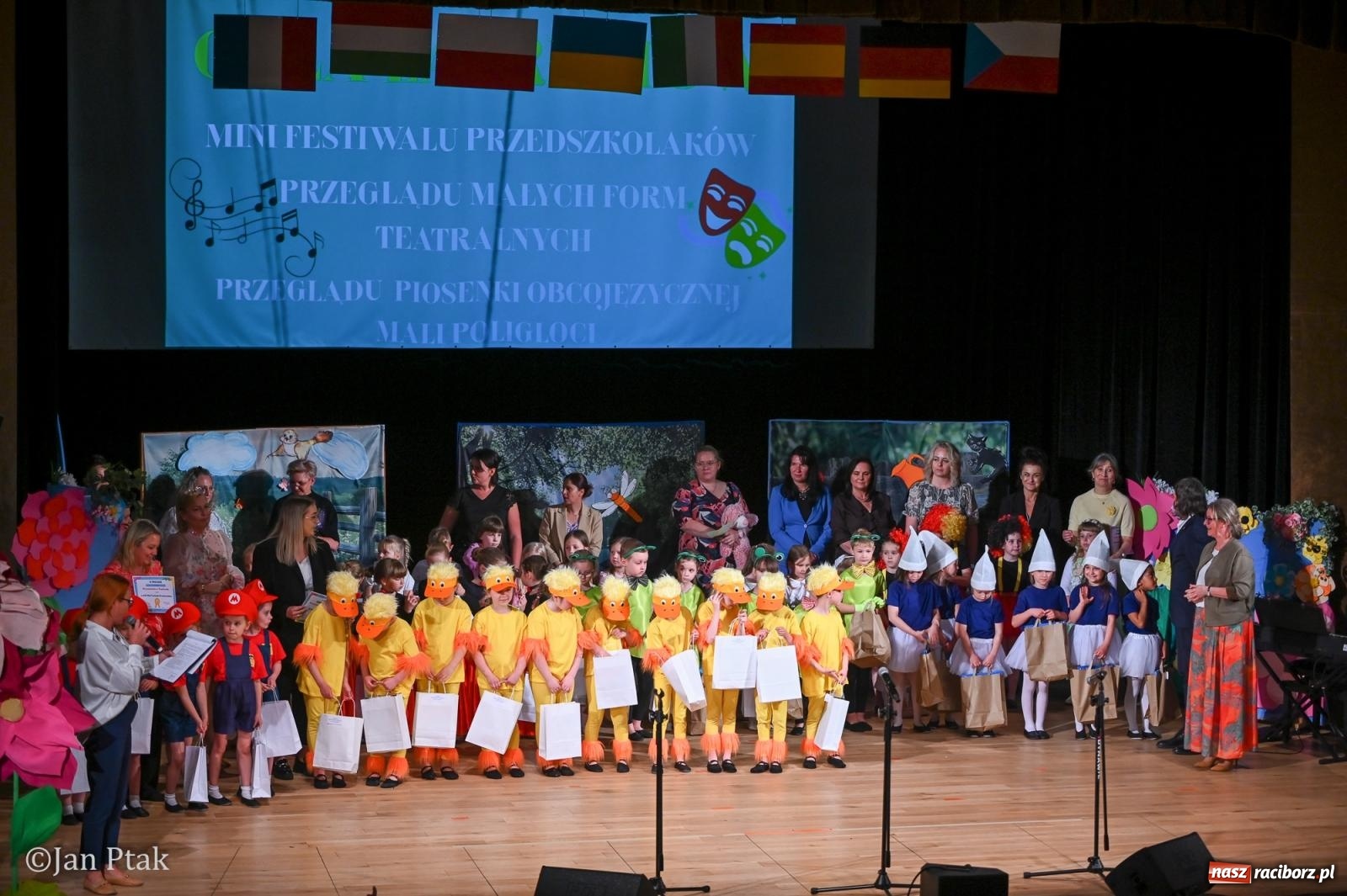 Zdjęcie w galerii na portalu naszraciborz.pl: Mali artyści i poligloci nagrodzeni. Gala laureatów w Raciborskim Centrum Kultury wiadomości z regionu