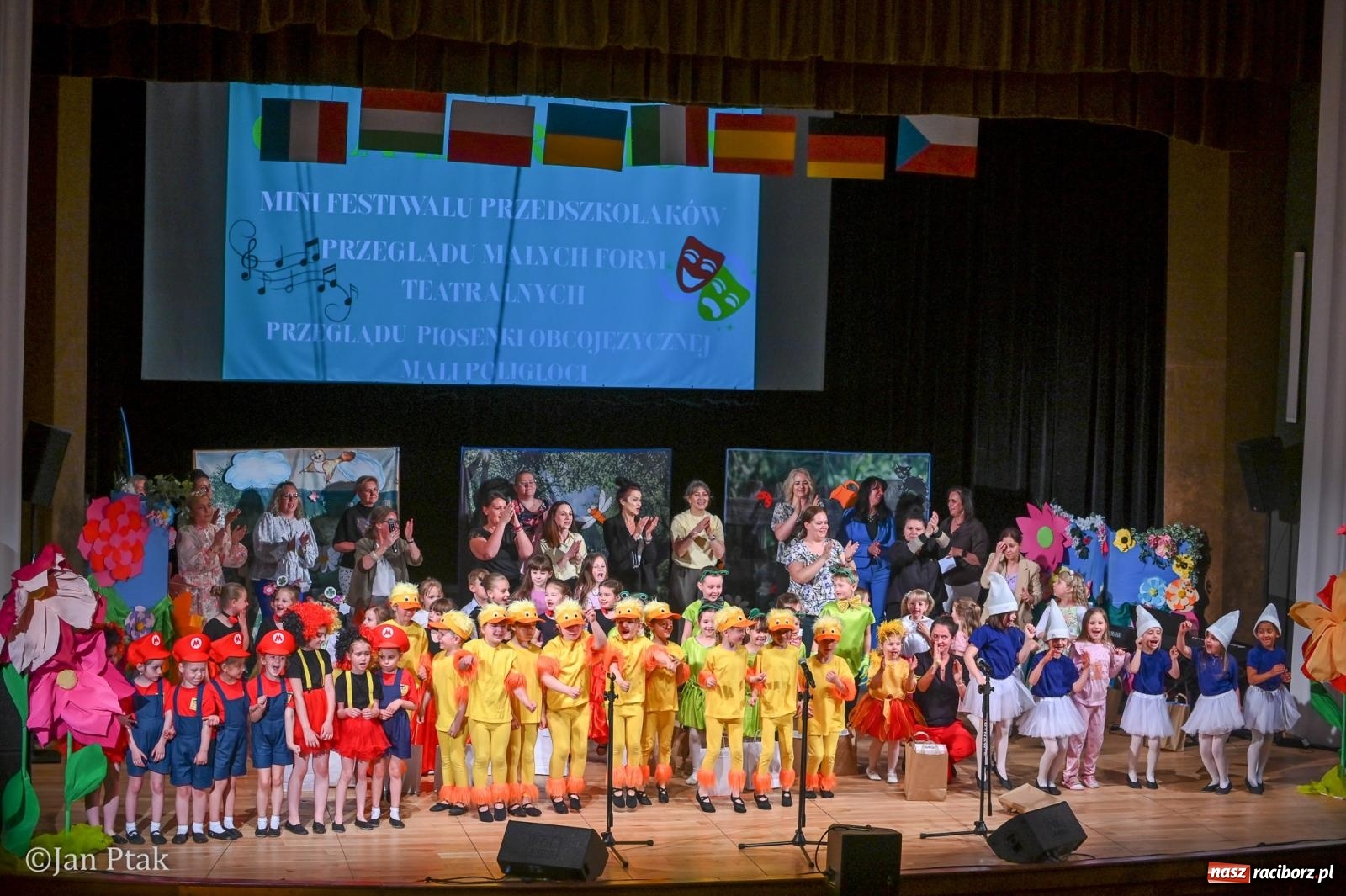 Zdjęcie w galerii na portalu naszraciborz.pl: Mali artyści i poligloci nagrodzeni. Gala laureatów w Raciborskim Centrum Kultury wiadomości z regionu