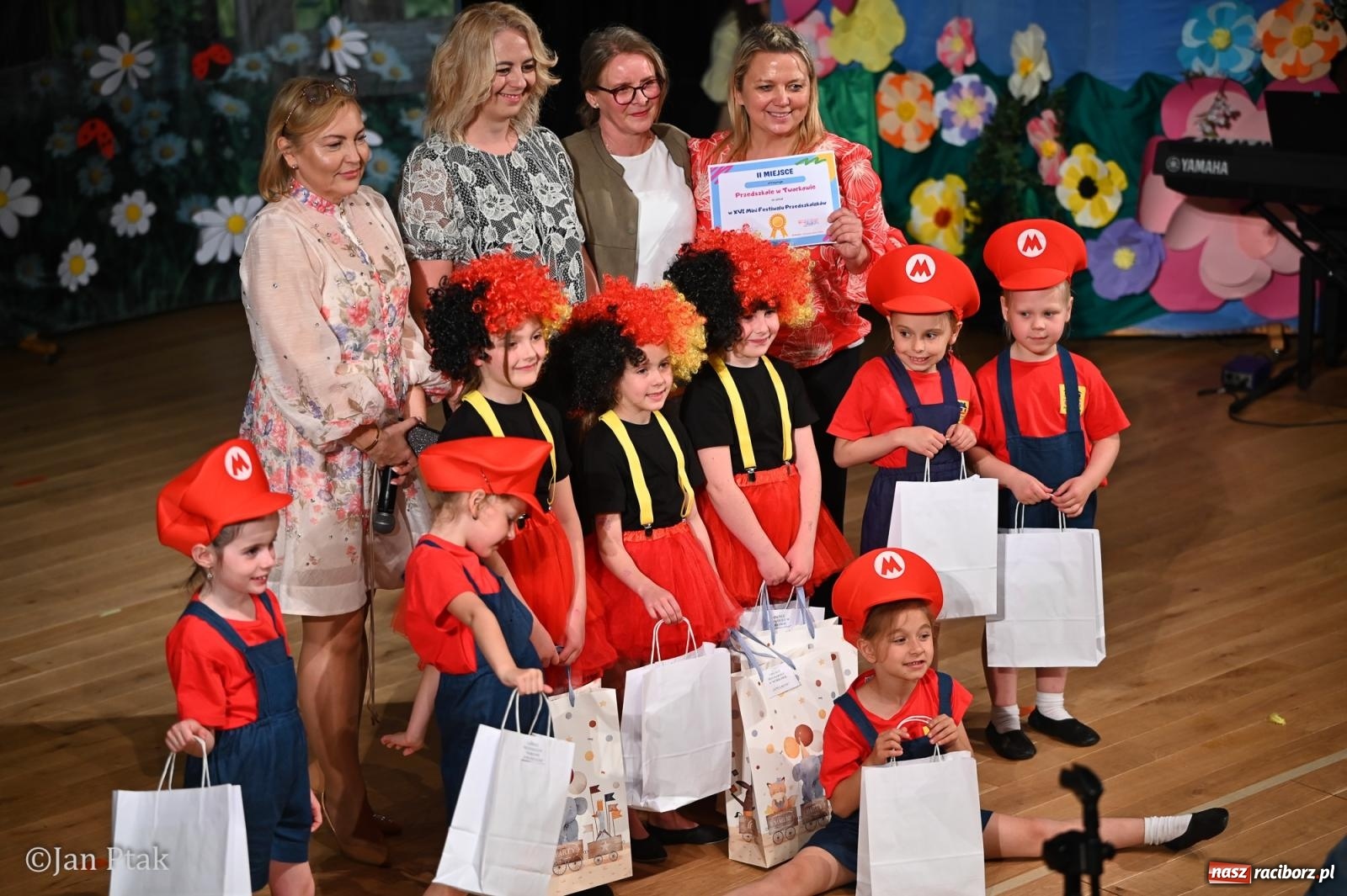 Zdjęcie w galerii na portalu naszraciborz.pl: Mali artyści i poligloci nagrodzeni. Gala laureatów w Raciborskim Centrum Kultury wiadomości z regionu