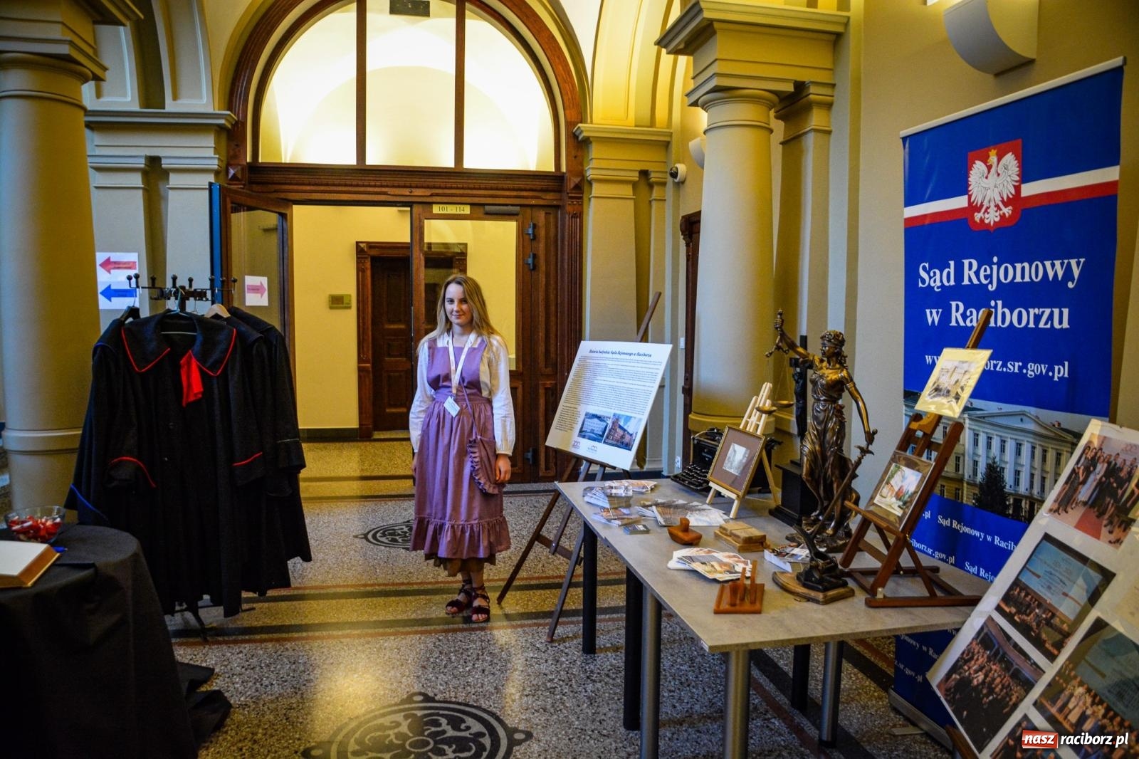 Zdjęcie w galerii na portalu naszraciborz.pl: Jubileuszowa Noc Otwartych Sądów przyciągnęła tłumy mieszkańców do raciborskiej Temidy wiadomości z regionu