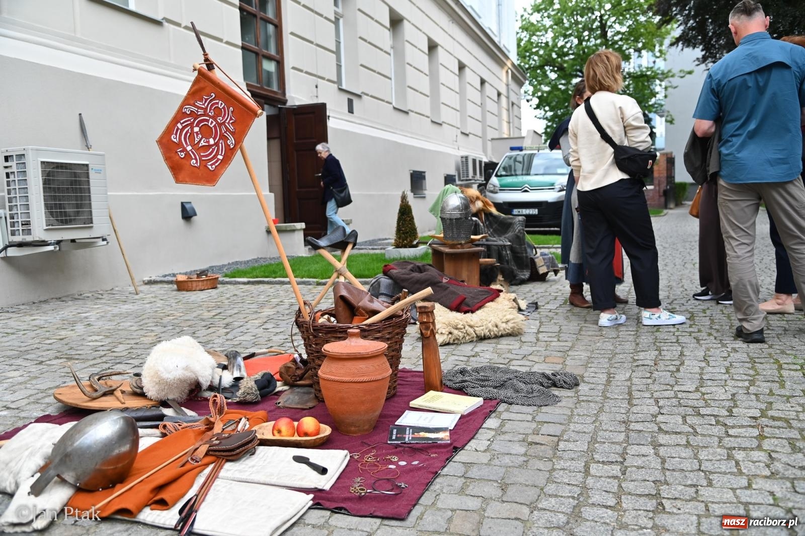 Zdjęcie w galerii na portalu naszraciborz.pl: Jubileuszowa Noc Otwartych Sądów przyciągnęła tłumy mieszkańców do raciborskiej Temidy wiadomości z regionu