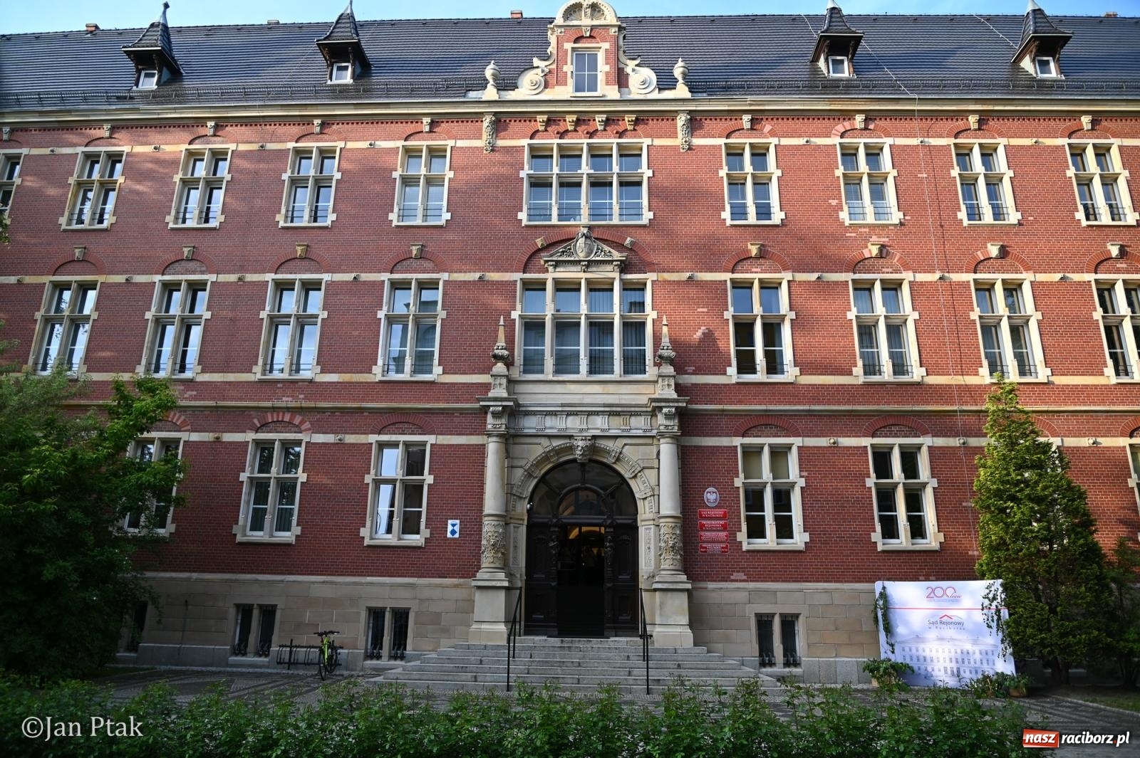 Zdjęcie w galerii na portalu naszraciborz.pl: Jubileuszowa Noc Otwartych Sądów przyciągnęła tłumy mieszkańców do raciborskiej Temidy wiadomości z regionu