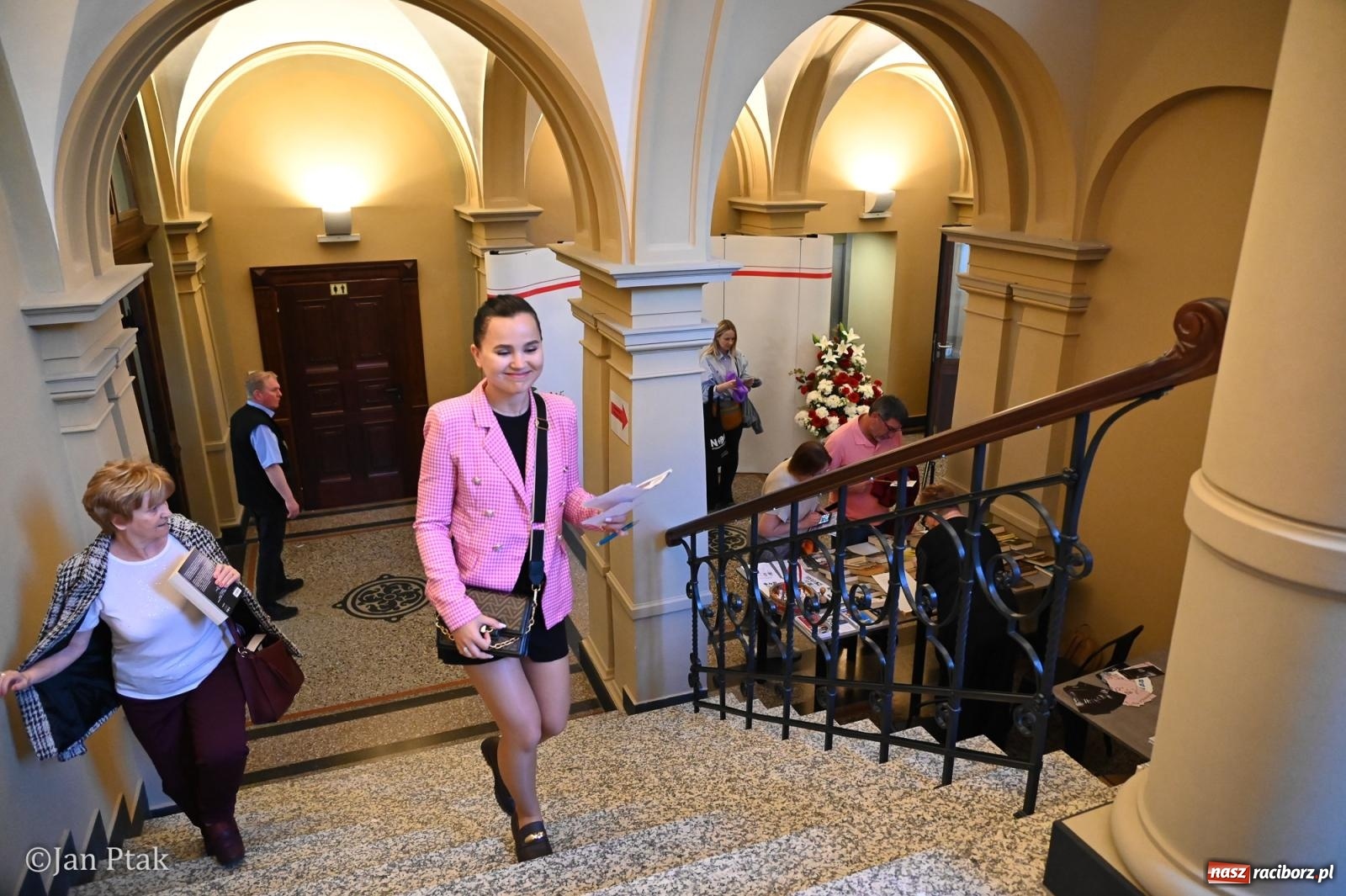 Zdjęcie w galerii na portalu naszraciborz.pl: Jubileuszowa Noc Otwartych Sądów przyciągnęła tłumy mieszkańców do raciborskiej Temidy wiadomości z regionu