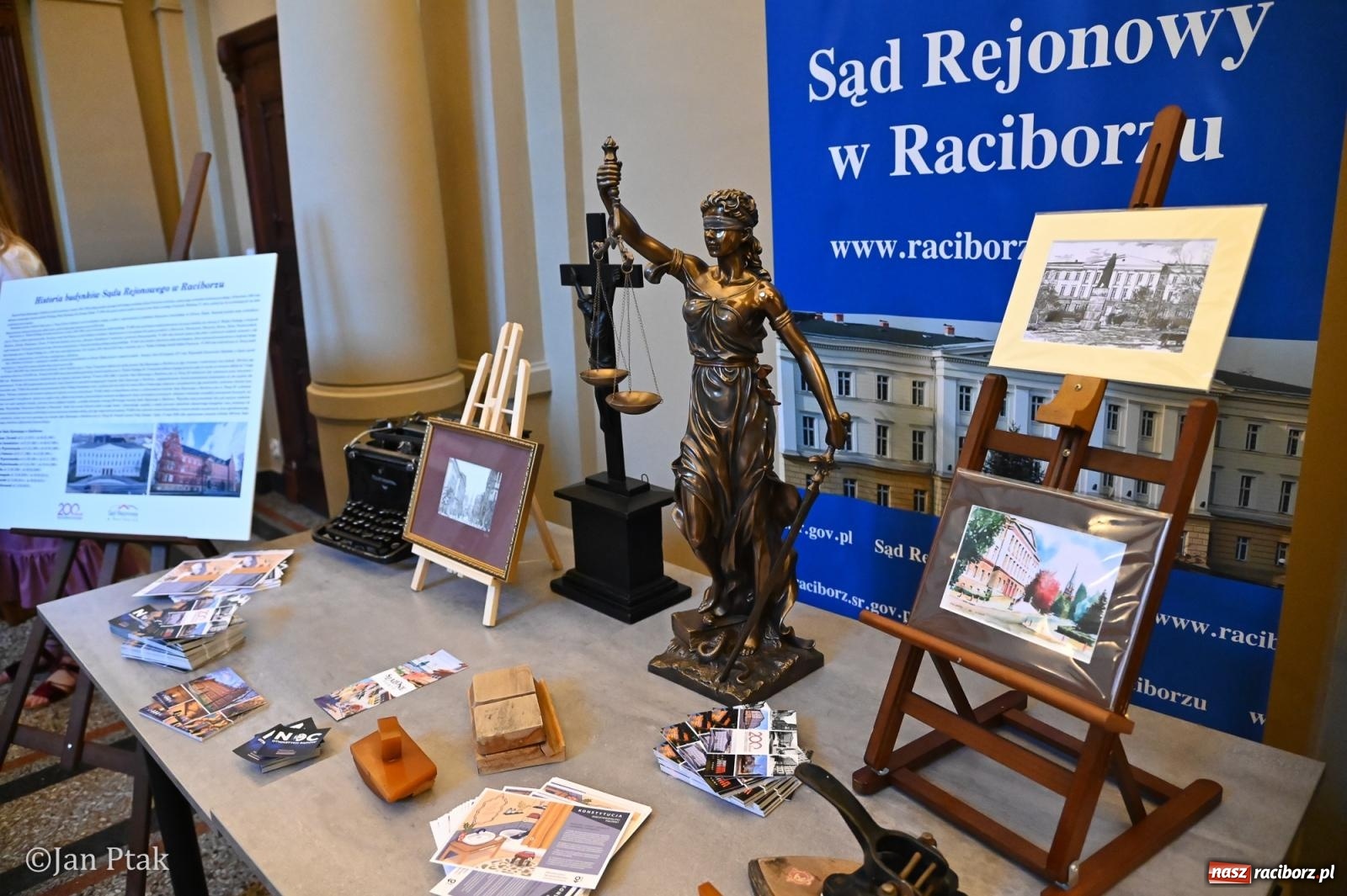 Zdjęcie w galerii na portalu naszraciborz.pl: Jubileuszowa Noc Otwartych Sądów przyciągnęła tłumy mieszkańców do raciborskiej Temidy wiadomości z regionu