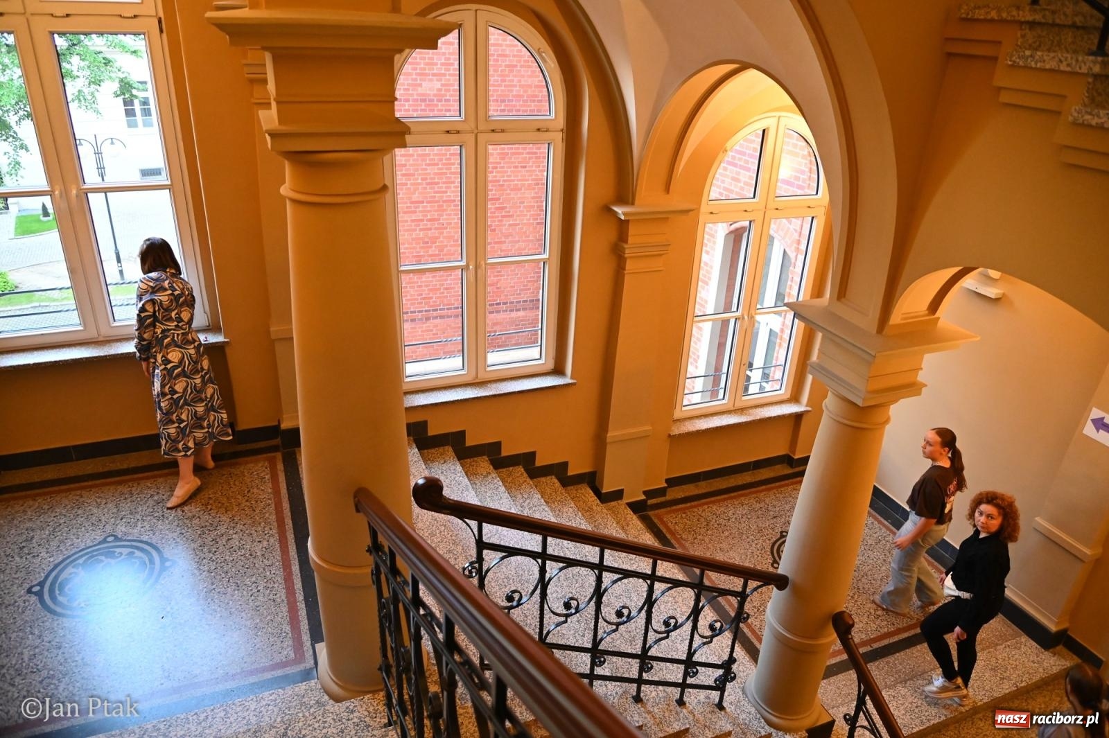 Zdjęcie w galerii na portalu naszraciborz.pl: Jubileuszowa Noc Otwartych Sądów przyciągnęła tłumy mieszkańców do raciborskiej Temidy wiadomości z regionu