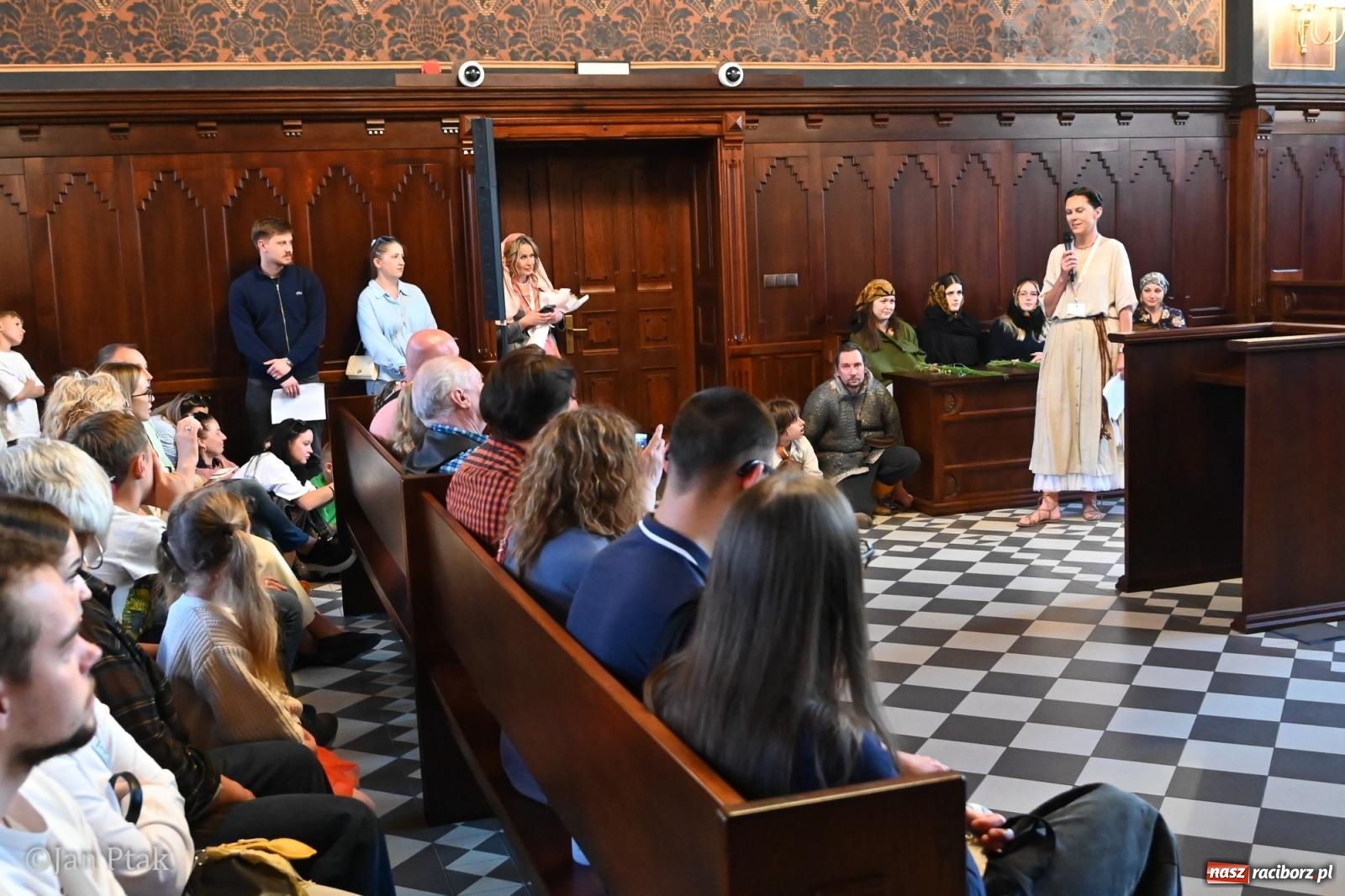 Zdjęcie w galerii na portalu naszraciborz.pl: Jubileuszowa Noc Otwartych Sądów przyciągnęła tłumy mieszkańców do raciborskiej Temidy wiadomości z regionu