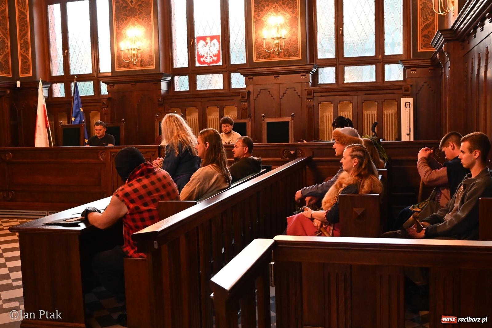 Zdjęcie w galerii na portalu naszraciborz.pl: Jubileuszowa Noc Otwartych Sądów przyciągnęła tłumy mieszkańców do raciborskiej Temidy wiadomości z regionu