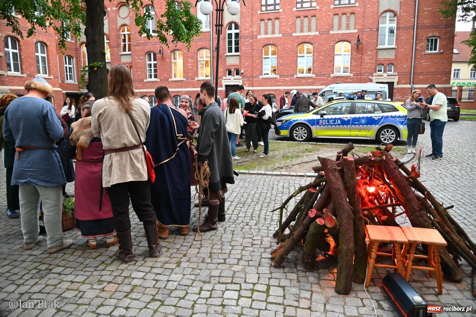 Zdjęcie w galerii na portalu naszraciborz.pl: Jubileuszowa Noc Otwartych Sądów przyciągnęła tłumy mieszkańców do raciborskiej Temidy wiadomości z regionu