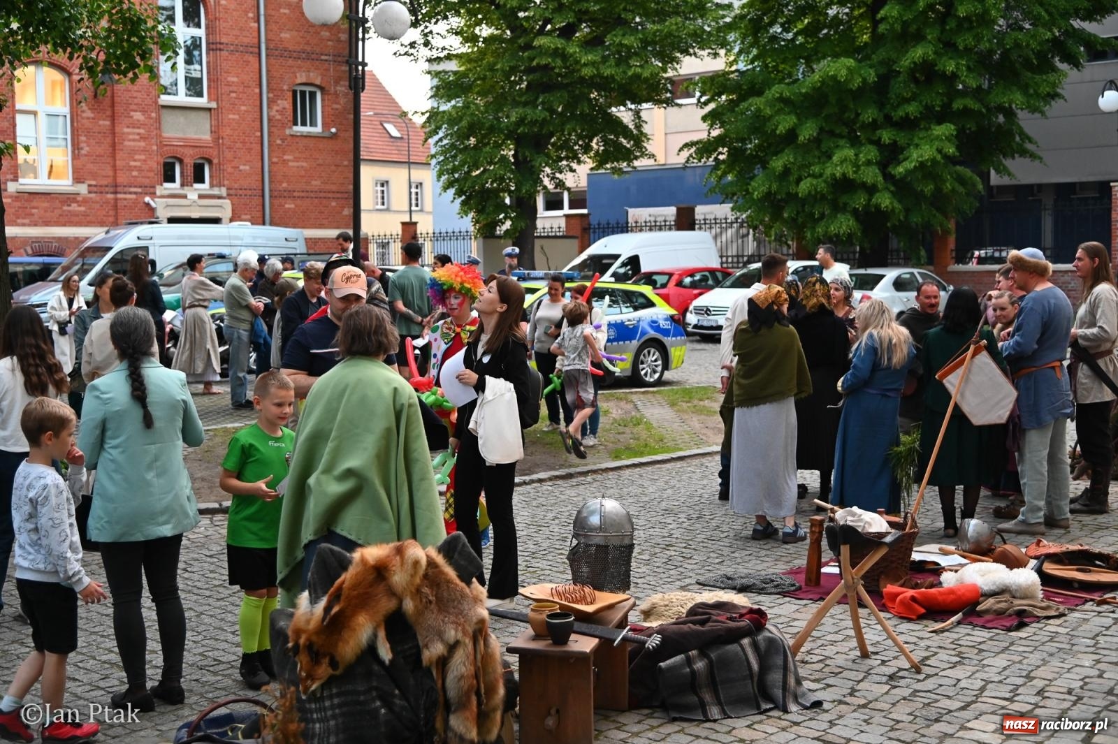 Zdjęcie w galerii na portalu naszraciborz.pl: Jubileuszowa Noc Otwartych Sądów przyciągnęła tłumy mieszkańców do raciborskiej Temidy wiadomości z regionu