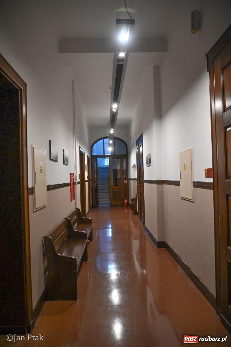 Zdjęcie w galerii na portalu naszraciborz.pl: Jubileuszowa Noc Otwartych Sądów przyciągnęła tłumy mieszkańców do raciborskiej Temidy wiadomości z regionu