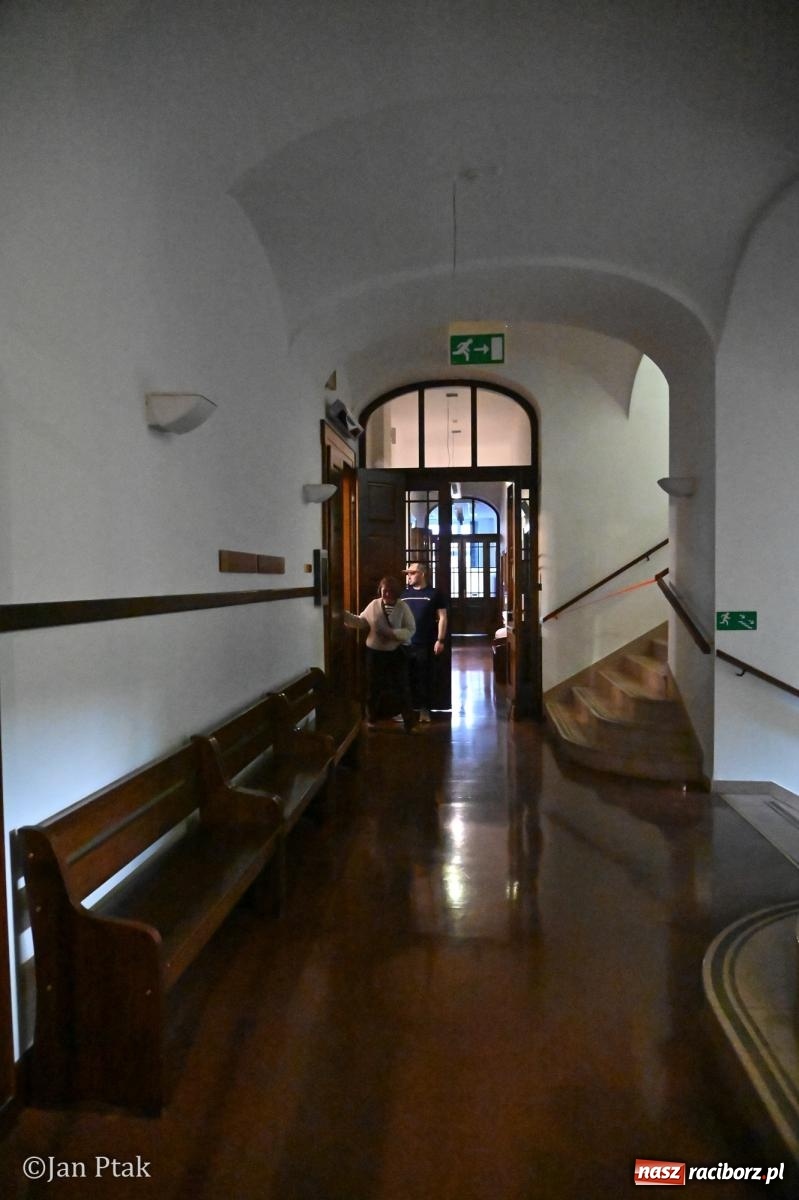 Zdjęcie w galerii na portalu naszraciborz.pl: Jubileuszowa Noc Otwartych Sądów przyciągnęła tłumy mieszkańców do raciborskiej Temidy wiadomości z regionu