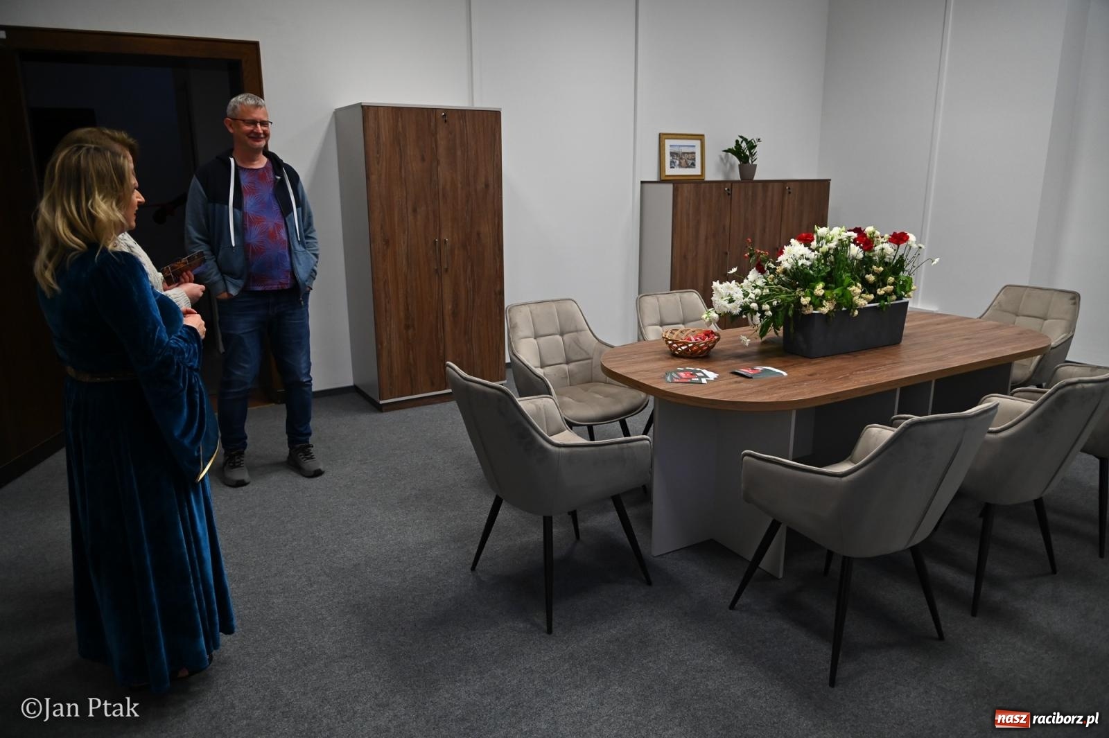 Zdjęcie w galerii na portalu naszraciborz.pl: Jubileuszowa Noc Otwartych Sądów przyciągnęła tłumy mieszkańców do raciborskiej Temidy wiadomości z regionu