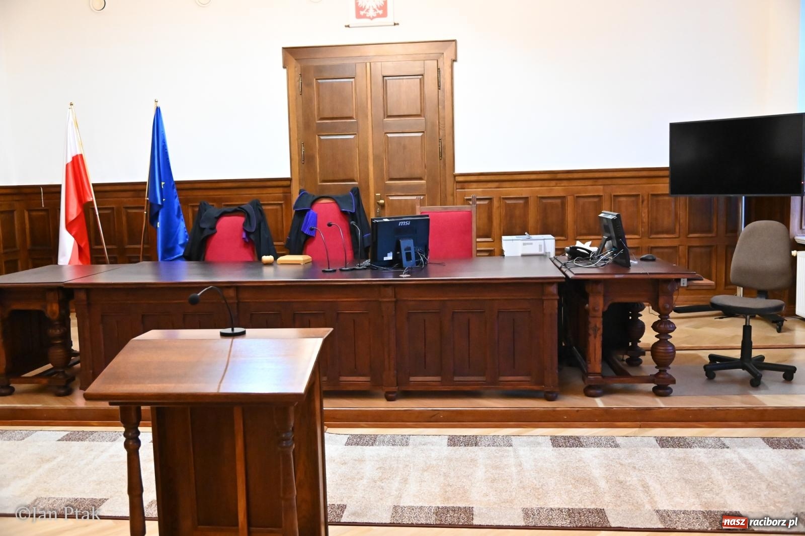 Zdjęcie w galerii na portalu naszraciborz.pl: Jubileuszowa Noc Otwartych Sądów przyciągnęła tłumy mieszkańców do raciborskiej Temidy wiadomości z regionu