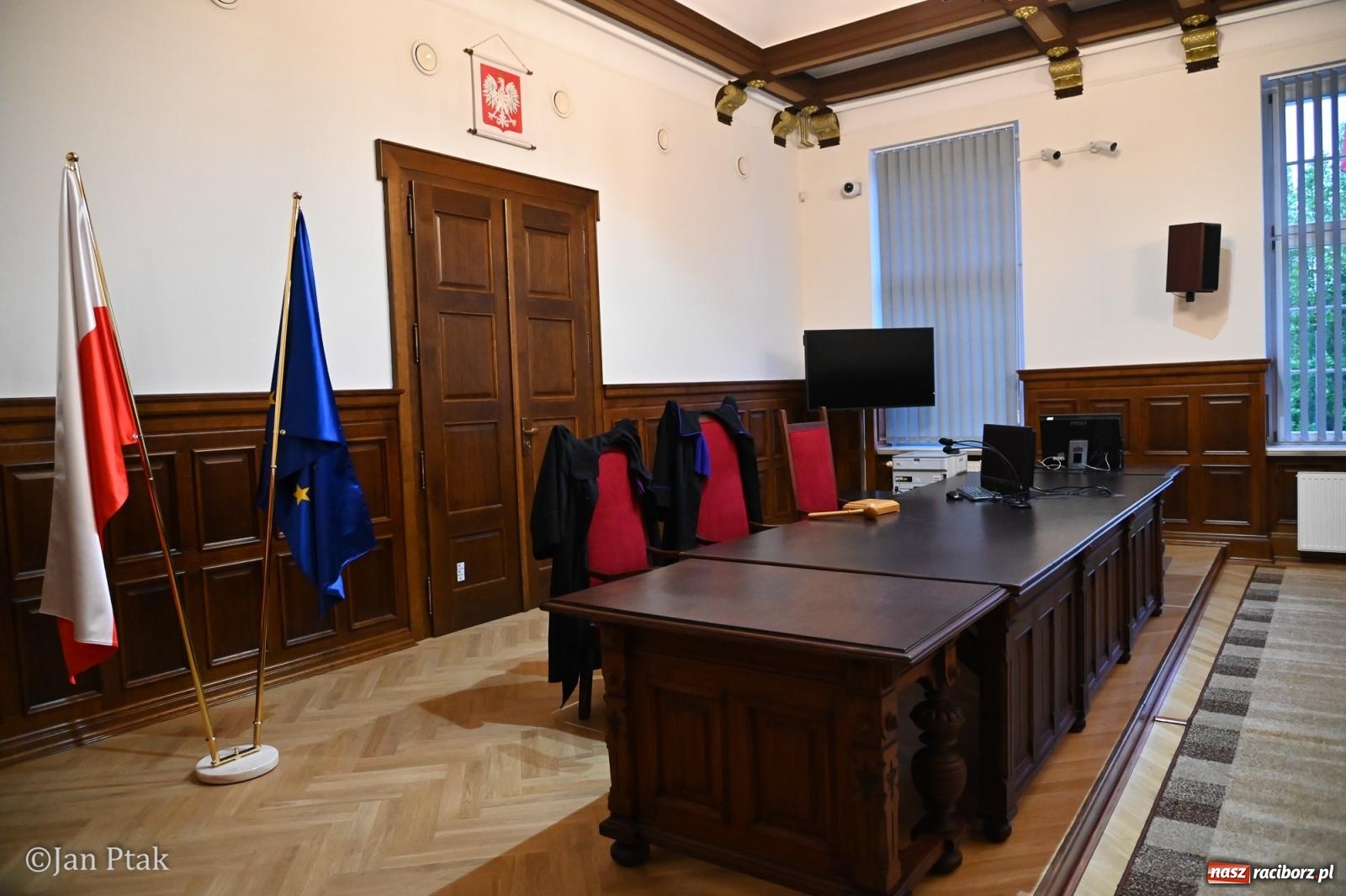 Zdjęcie w galerii na portalu naszraciborz.pl: Jubileuszowa Noc Otwartych Sądów przyciągnęła tłumy mieszkańców do raciborskiej Temidy wiadomości z regionu