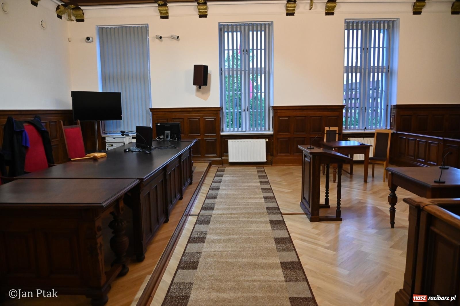Zdjęcie w galerii na portalu naszraciborz.pl: Jubileuszowa Noc Otwartych Sądów przyciągnęła tłumy mieszkańców do raciborskiej Temidy wiadomości z regionu