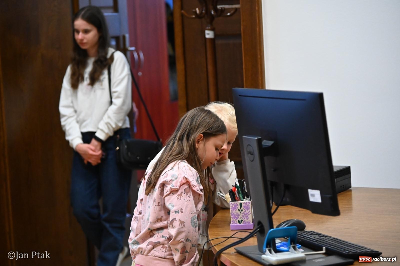 Zdjęcie w galerii na portalu naszraciborz.pl: Jubileuszowa Noc Otwartych Sądów przyciągnęła tłumy mieszkańców do raciborskiej Temidy wiadomości z regionu