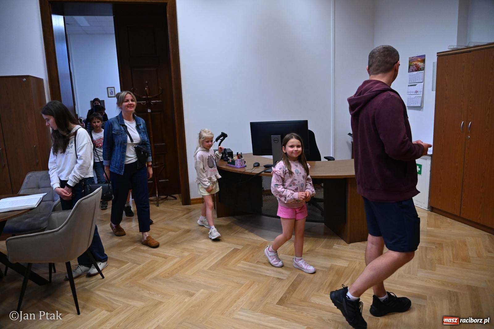 Zdjęcie w galerii na portalu naszraciborz.pl: Jubileuszowa Noc Otwartych Sądów przyciągnęła tłumy mieszkańców do raciborskiej Temidy wiadomości z regionu