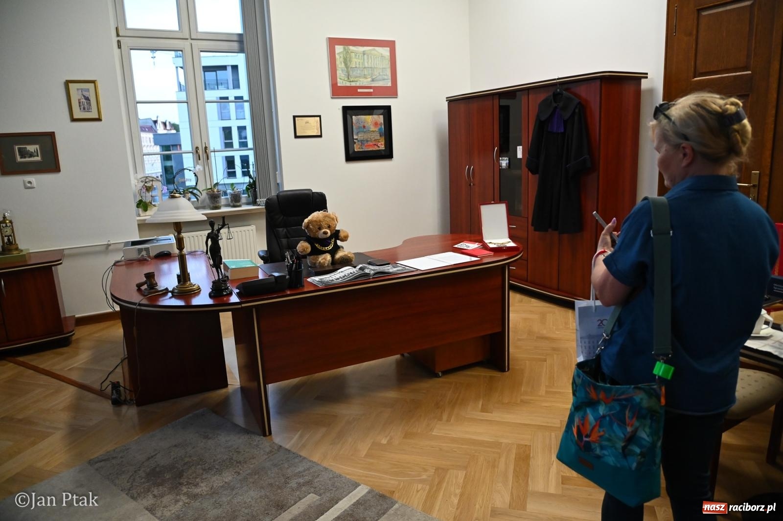 Zdjęcie w galerii na portalu naszraciborz.pl: Jubileuszowa Noc Otwartych Sądów przyciągnęła tłumy mieszkańców do raciborskiej Temidy wiadomości z regionu